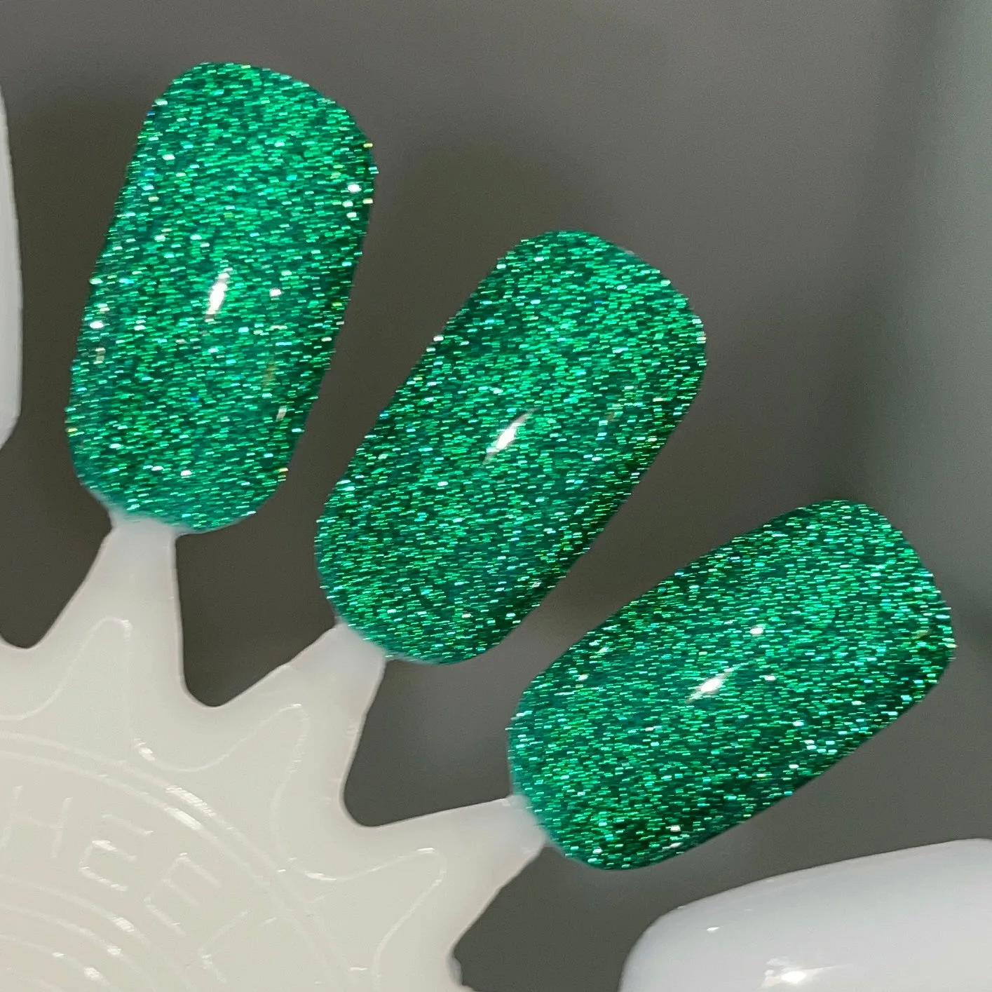 Cómo hacer que el esmalte de uñas con purpurina brille