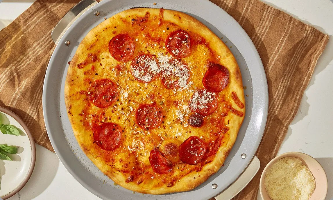 Jak používat pizzovou pánev Caraway pro křupavou a rovnoměrně propečenou pizzu