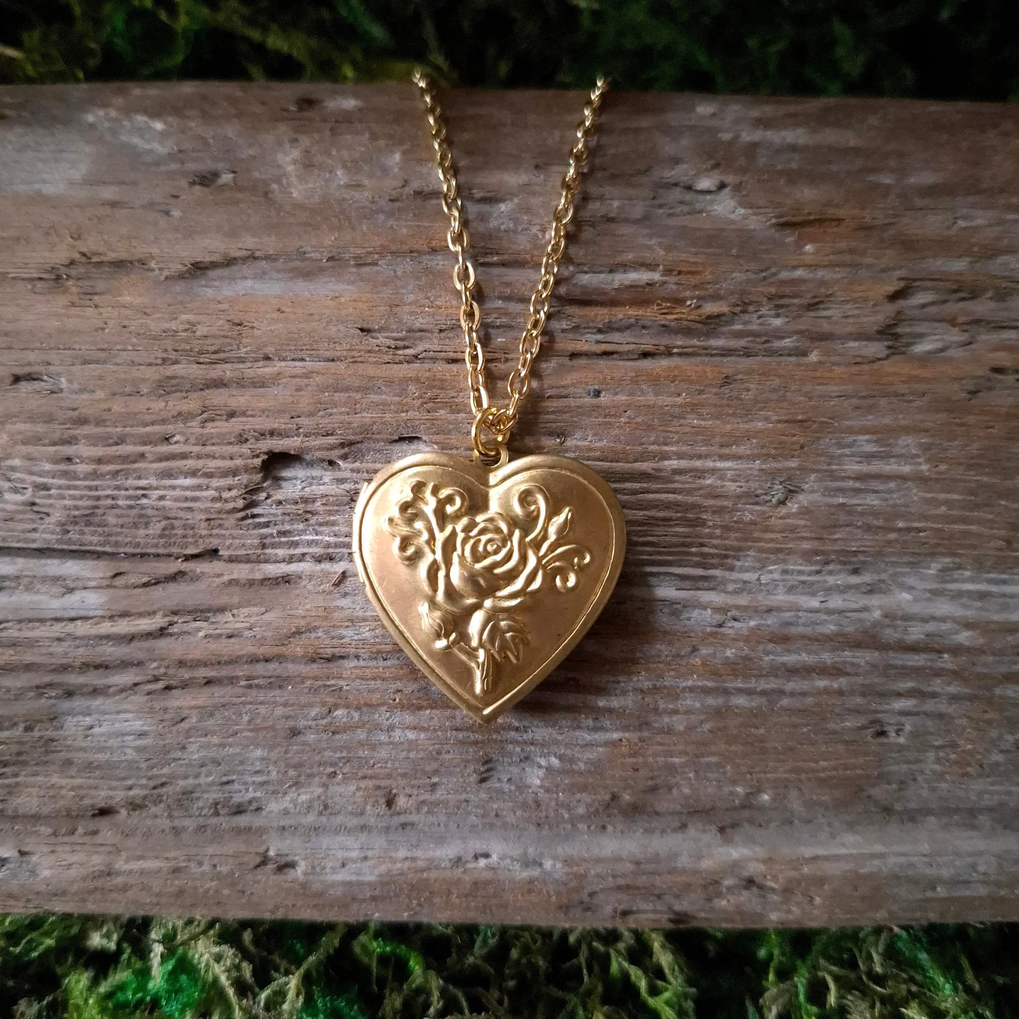 Choosing a Vintage-Inspired Necklace for Everyday Wear
