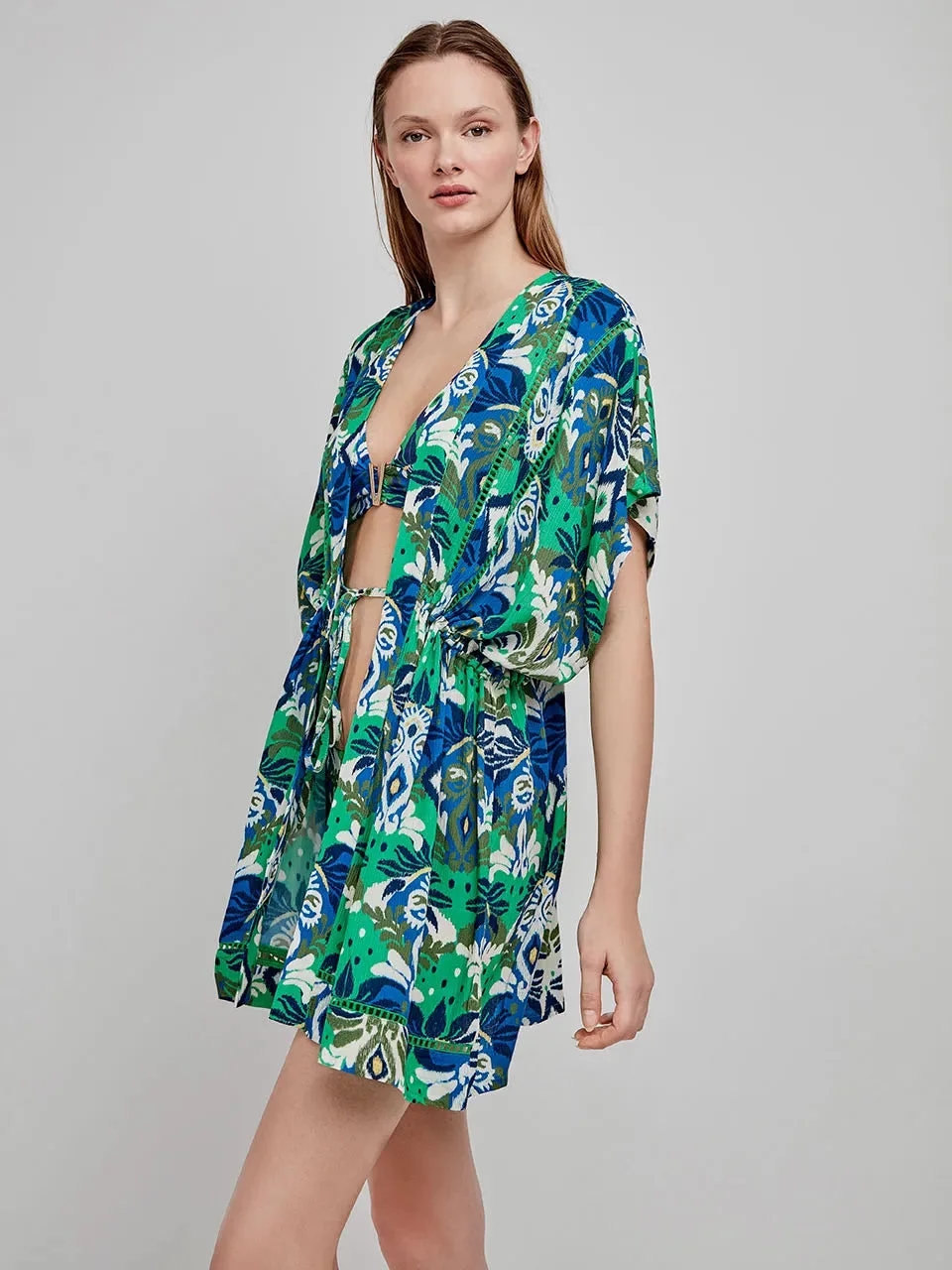 Kurzer Kaftan mit Fledermausärmeln: So kombinierst du ihn