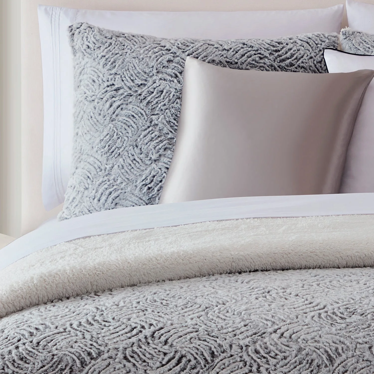 Mellanni 3-Piece Faux Fur Duvet Cover Set vs Microfiber: Which Is Warmer for Winter?