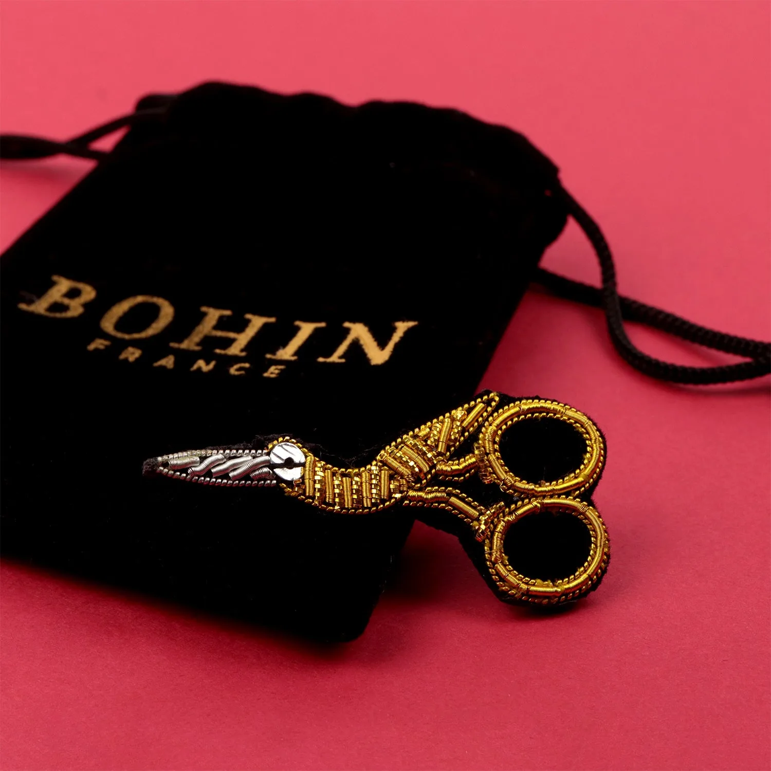 Broche ciseaux en « broderie or »