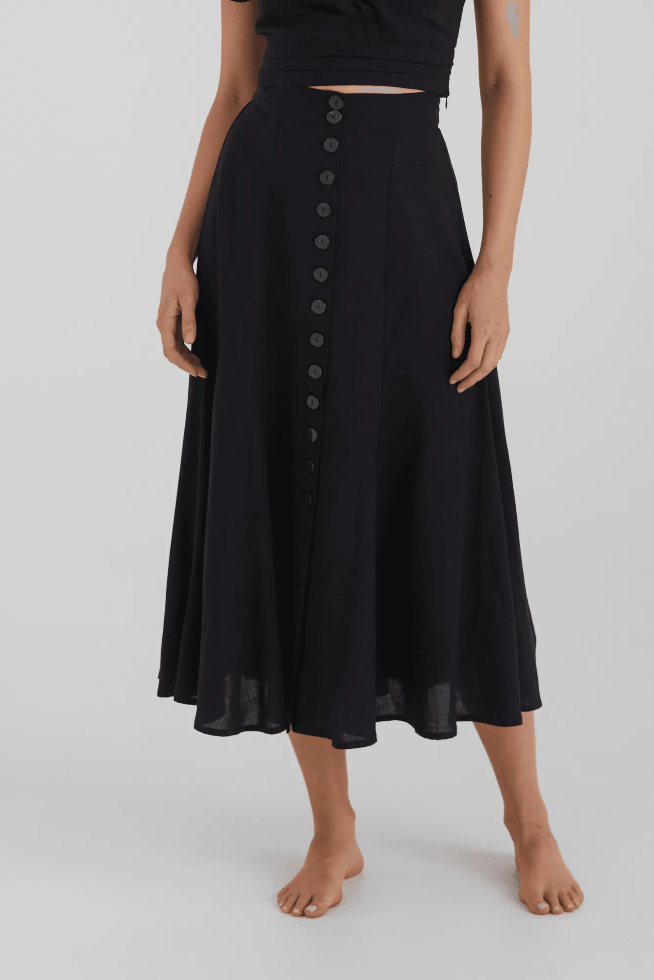 Comment porter une jupe noire pour les bonnets D à J