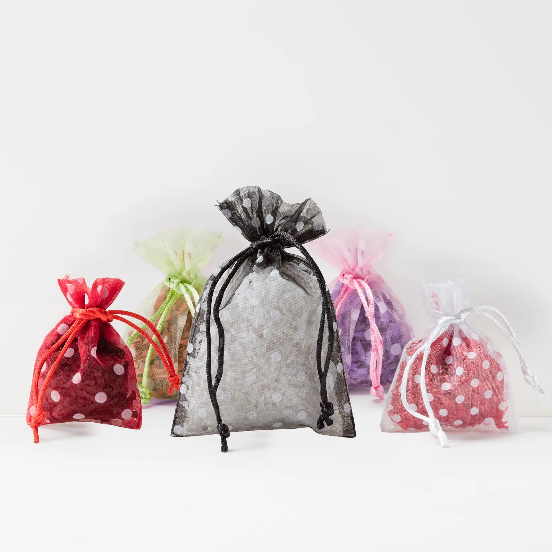 How to Use Organza Pouches for Wedding Favours