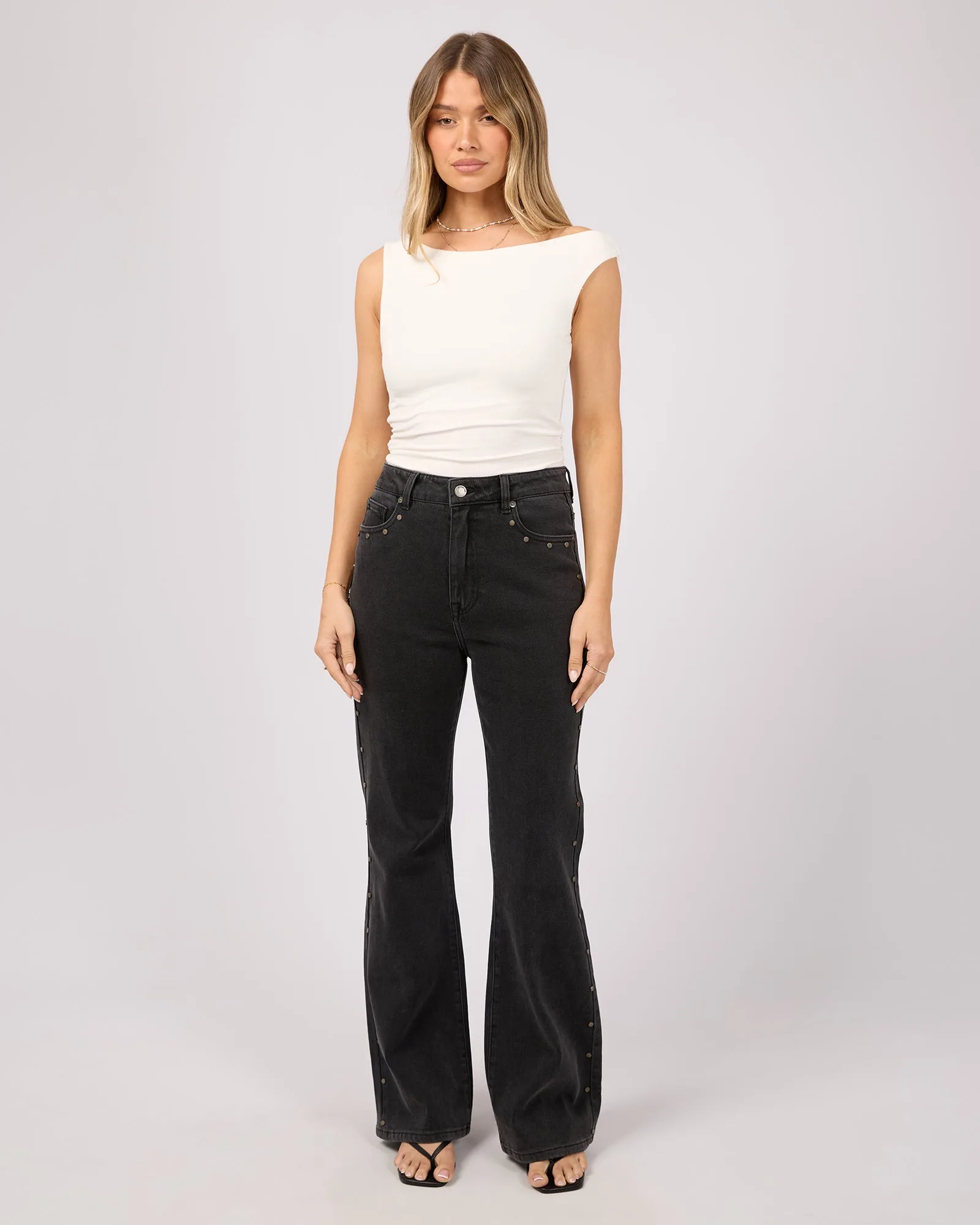 Hoe je een flare jeans draagt voor overdag en 's avonds