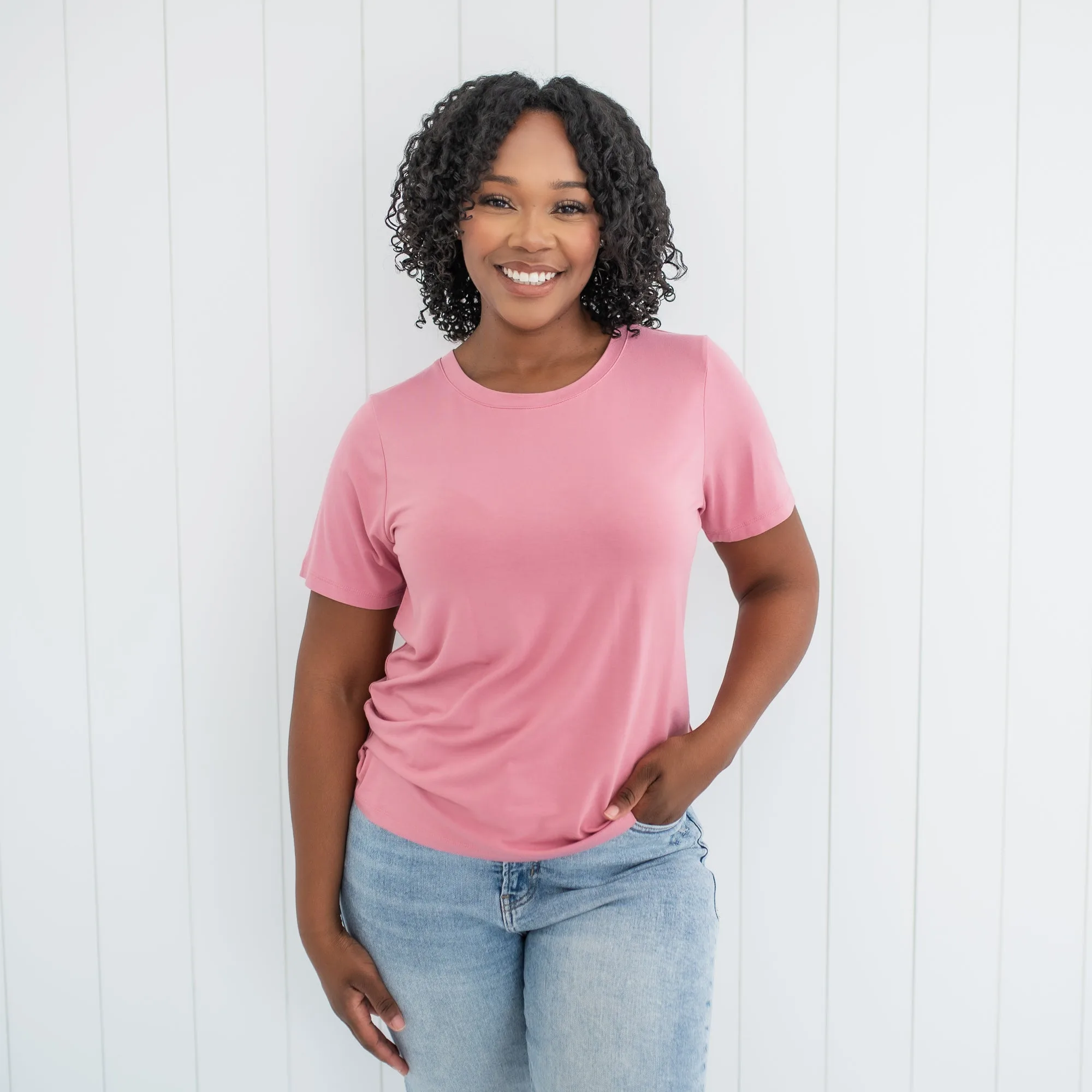 Associer un tee-shirt col rond femme au quotidien