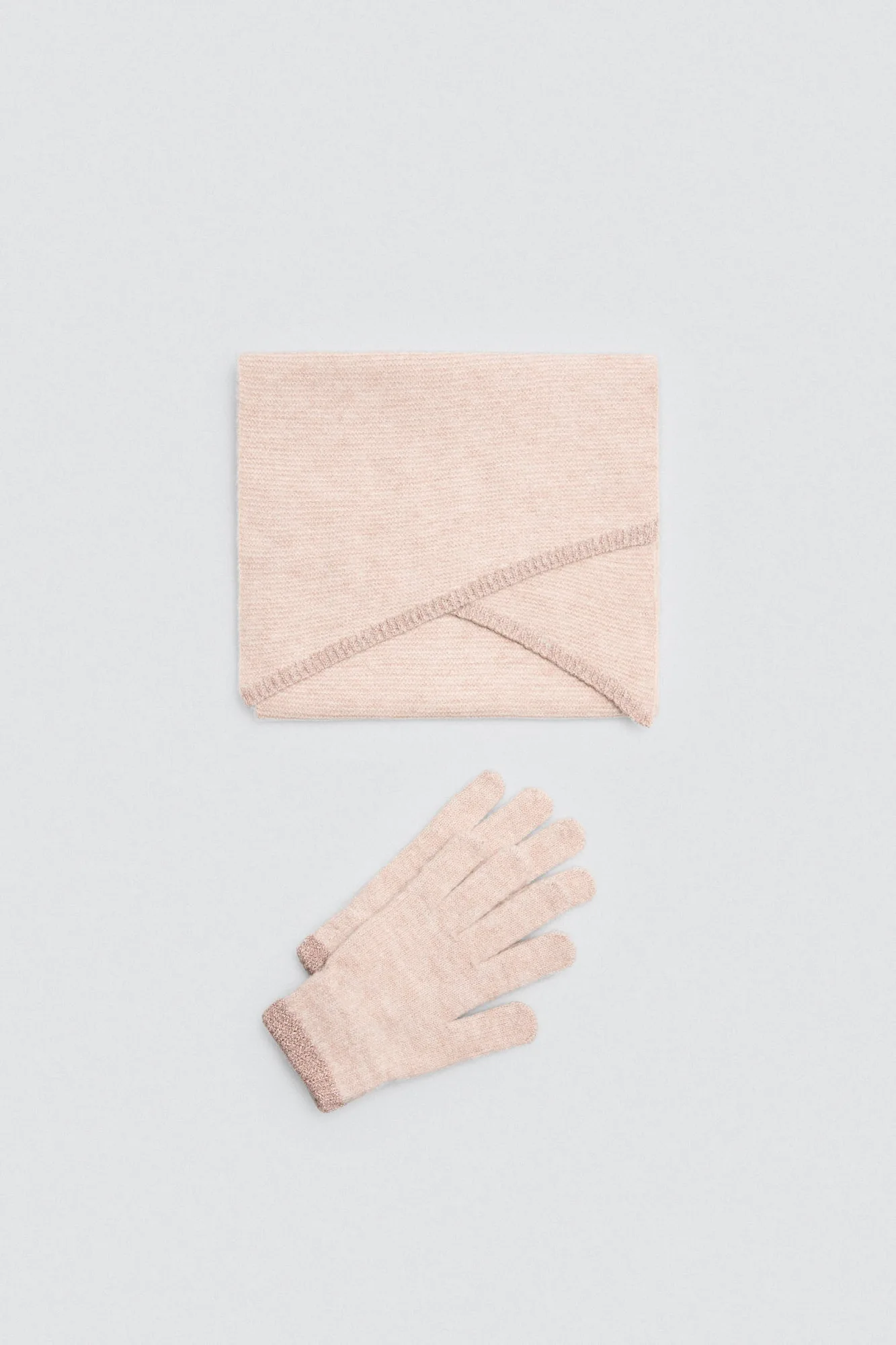 How to Style a Scarf and Gloves Set for Winter