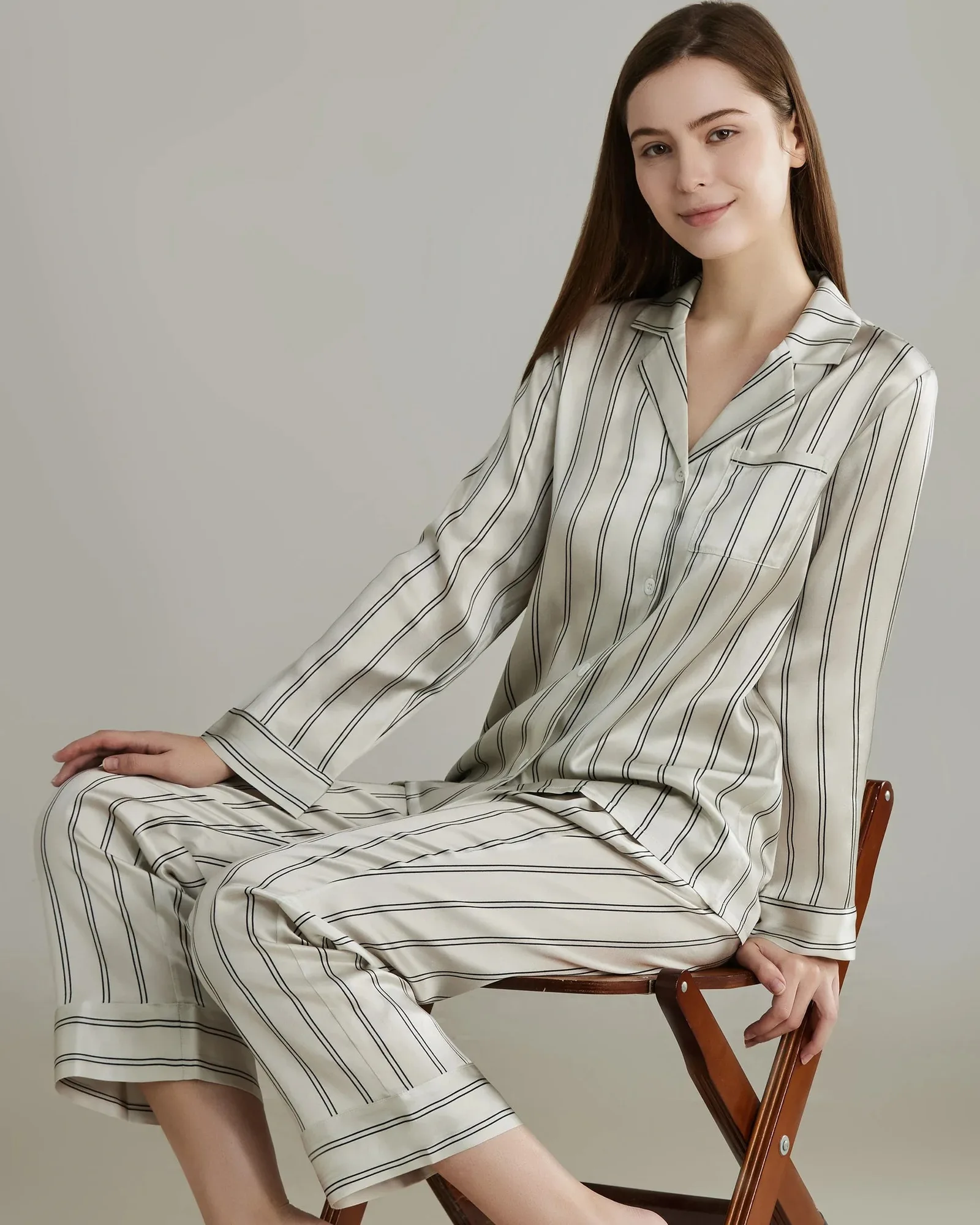 Klassisches gestreiftes Seidenpyjama-Set