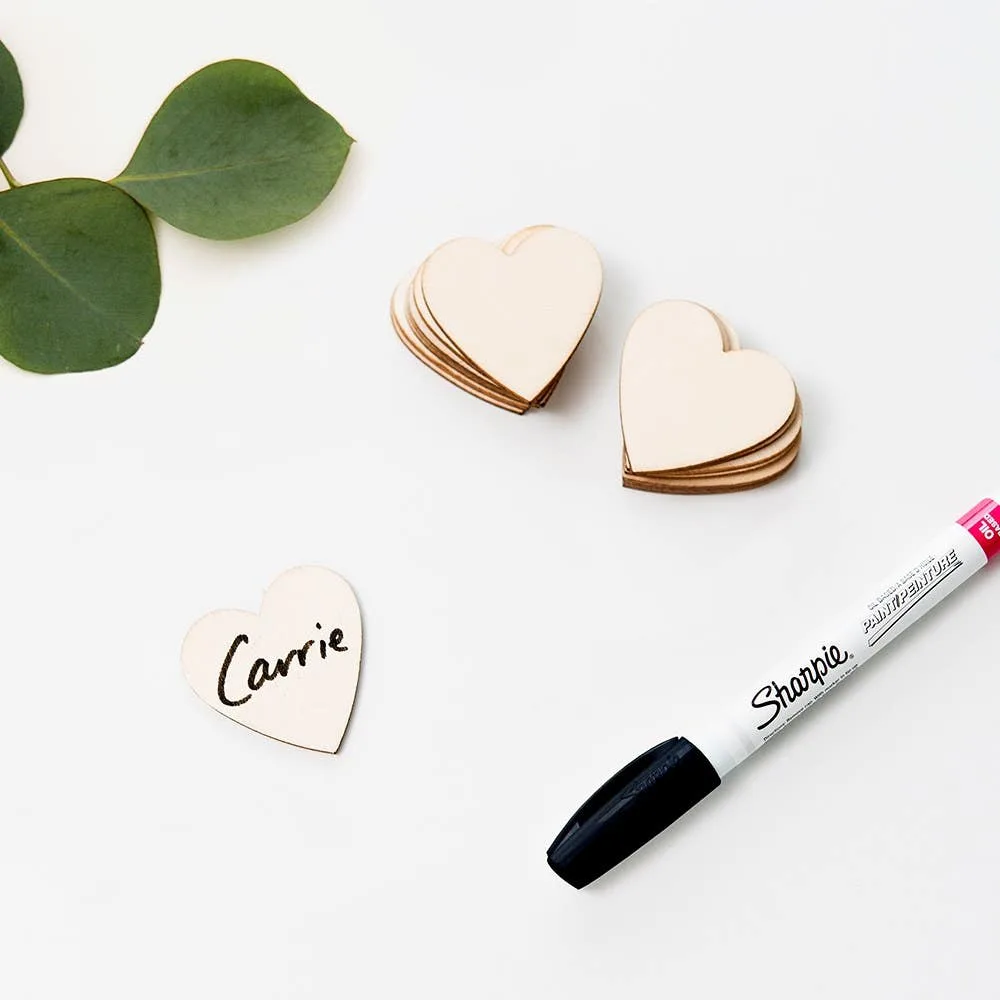 DIY Hochzeitsgeschenke mit Holzherzen und Spitzendeckchen
