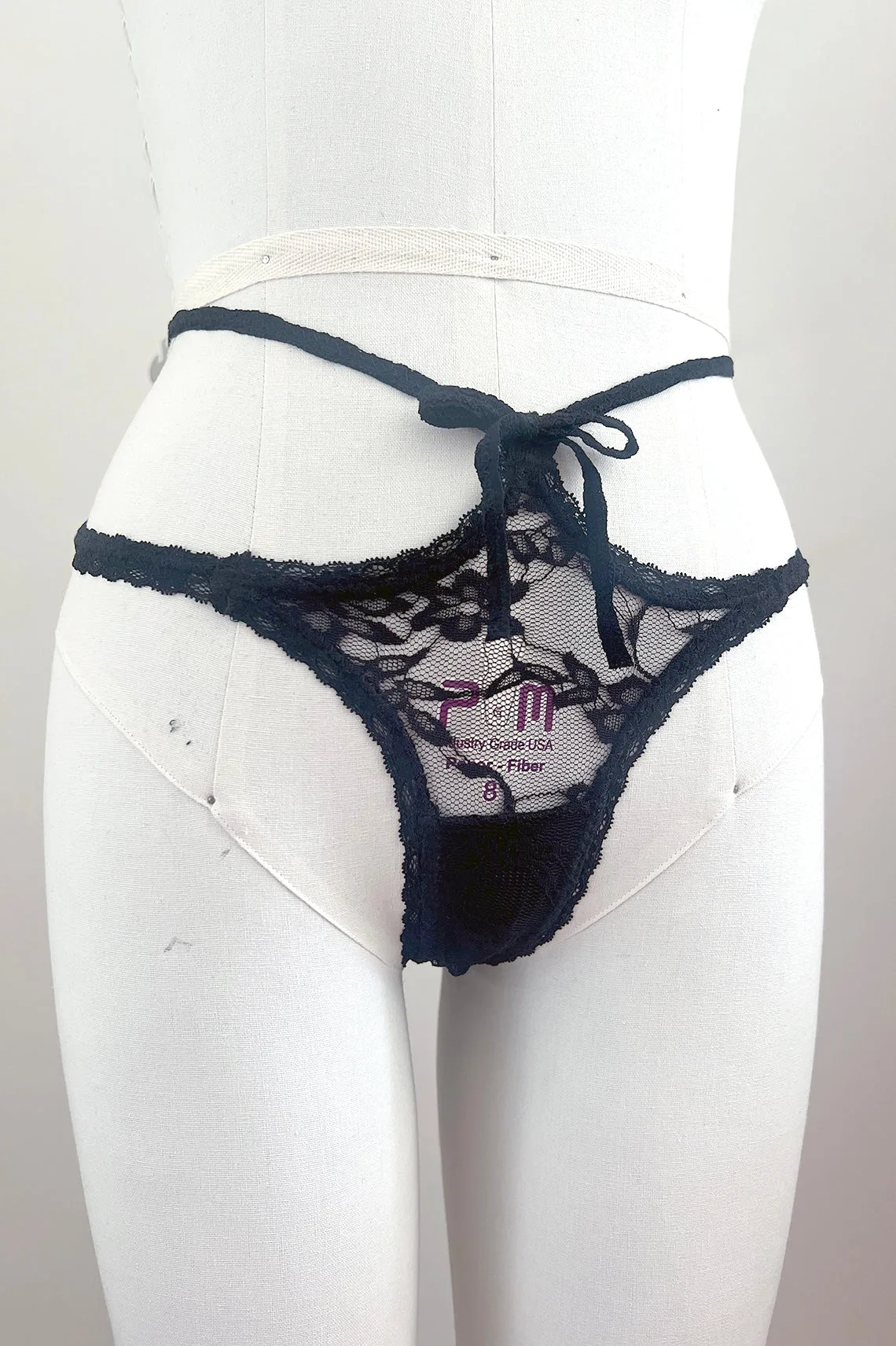 Tanga Rosehip de encaje negro multiusos con lazo