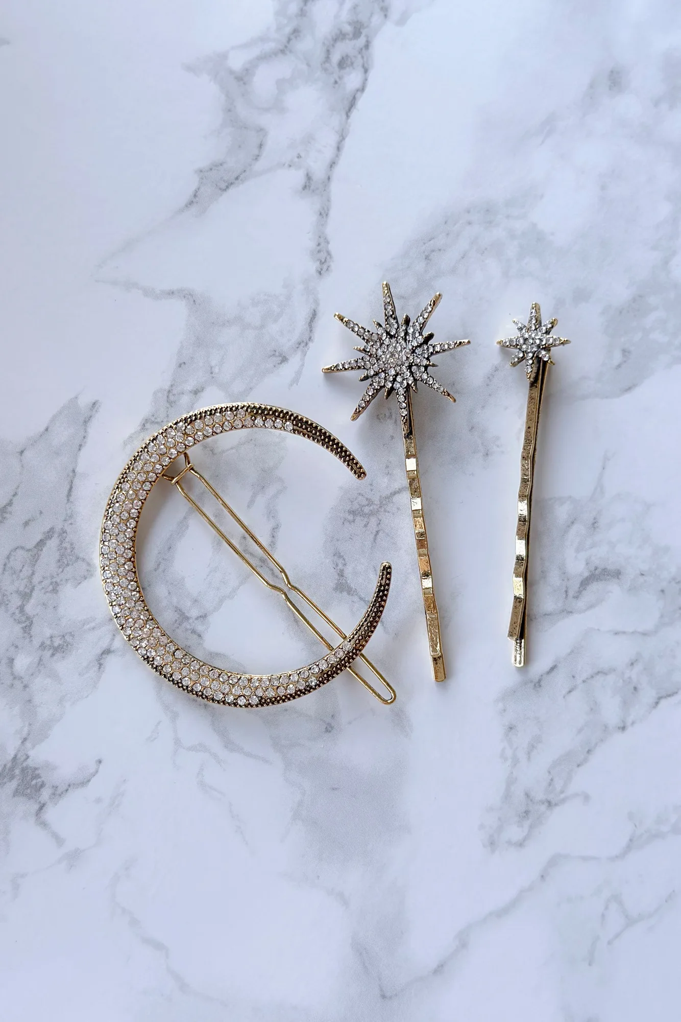 Épingles à cheveux ou bandeau : quel accessoire pour perruque choisir ?