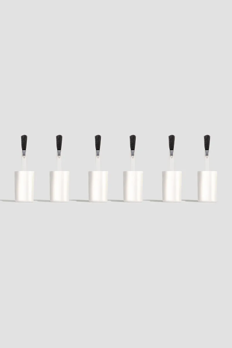 Utiliser un pinceau large pour un vernis à ongles uniforme