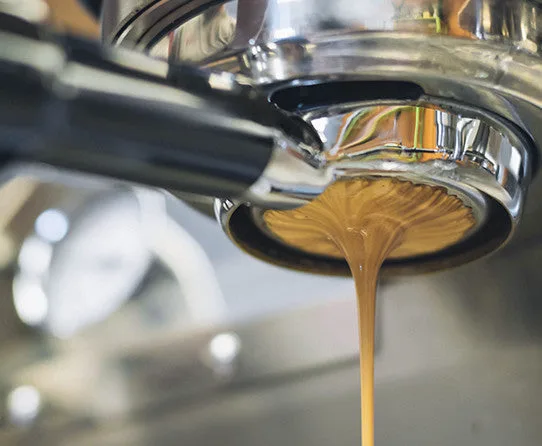 Kniebeugender Espresso