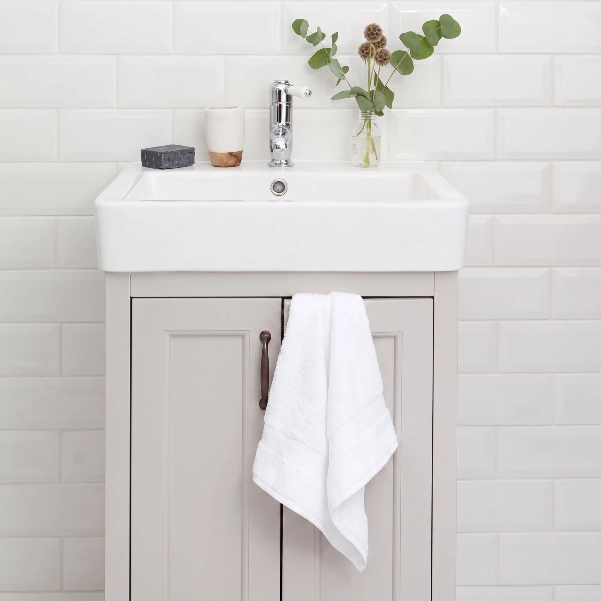 White Guest Towel Review: Elegance and Practicality for Your Bathroom