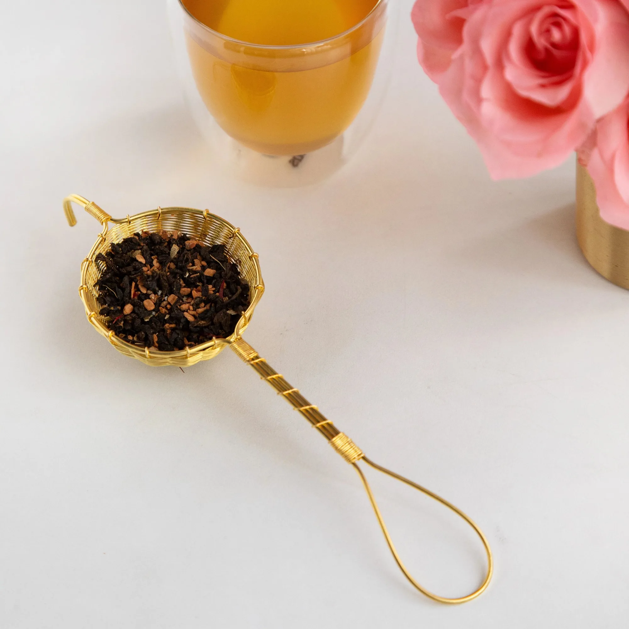 Cómo usar un colador de té de alambre de latón para té de hojas sueltas
