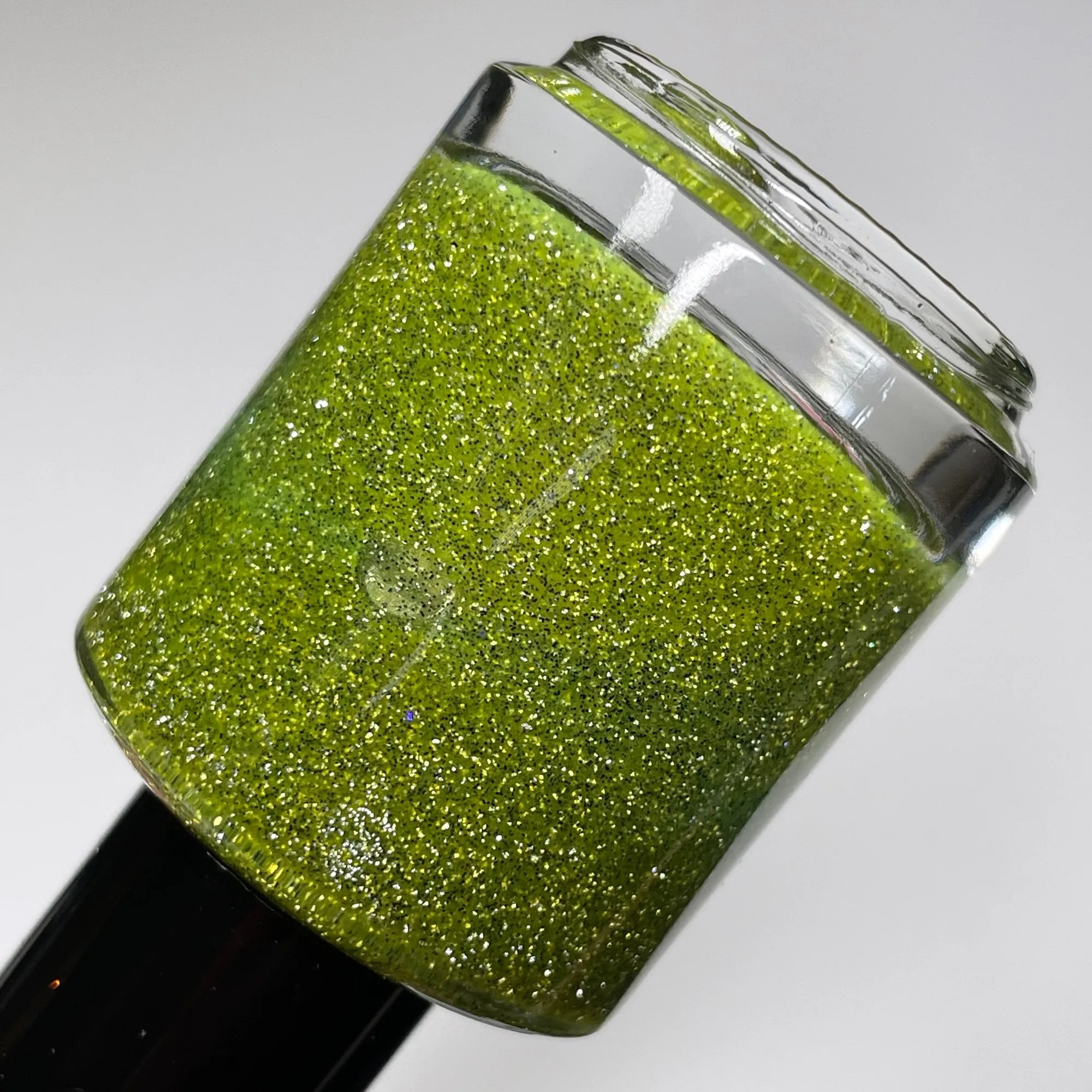 Big Glowing Dill - Esmalte de uñas verde pepinillo que brilla en la oscuridad
