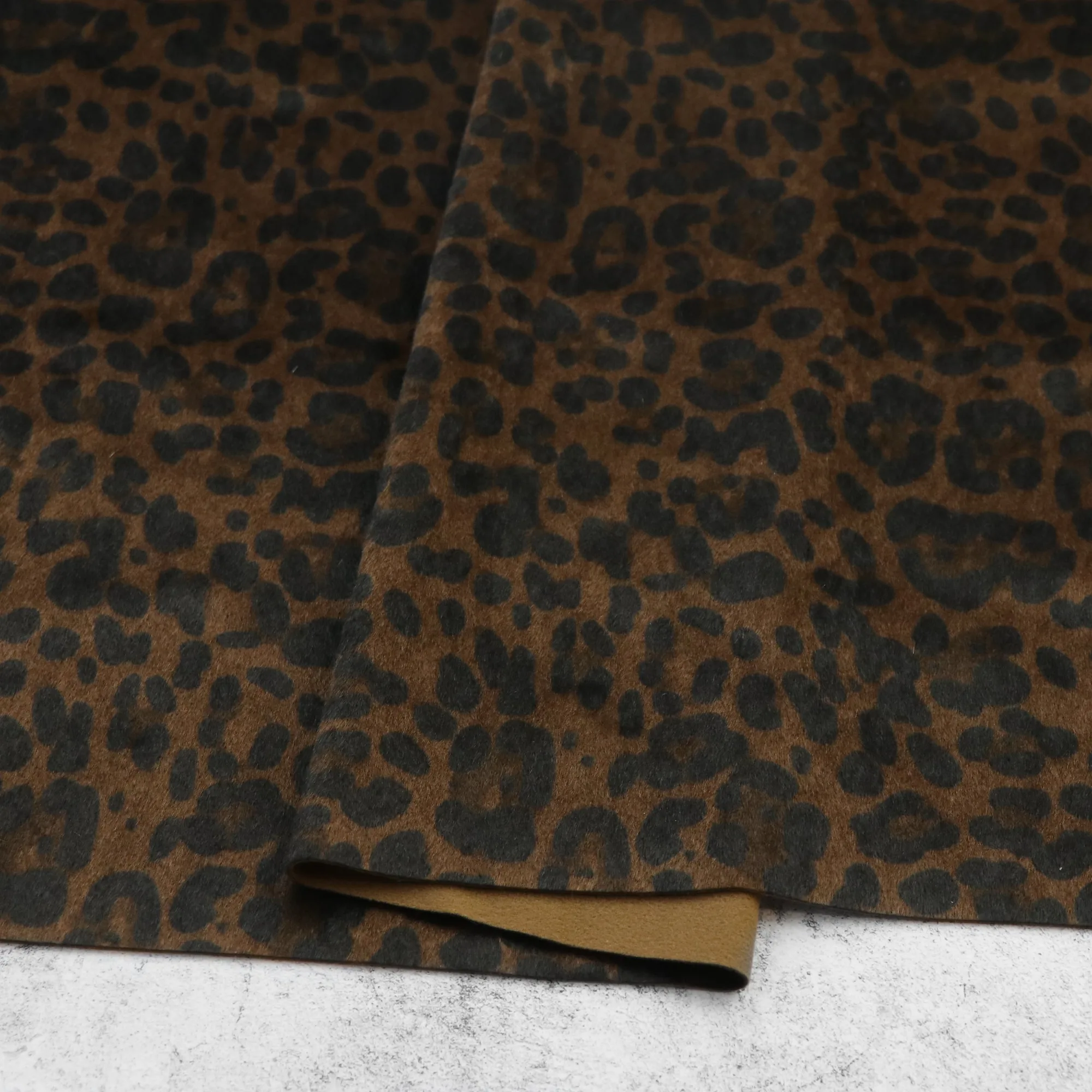 Piel sintética de leopardo negro nogal