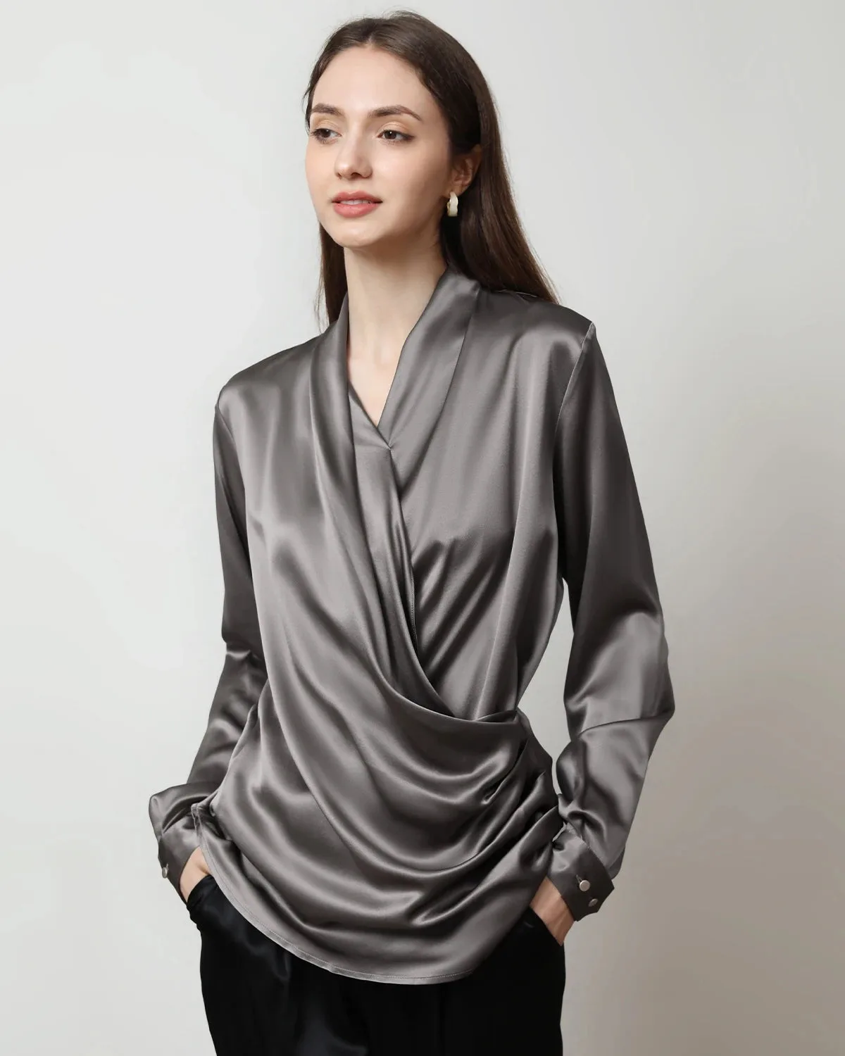 Camicia in seta a maniche lunghe con scollo a V e avvolgimento