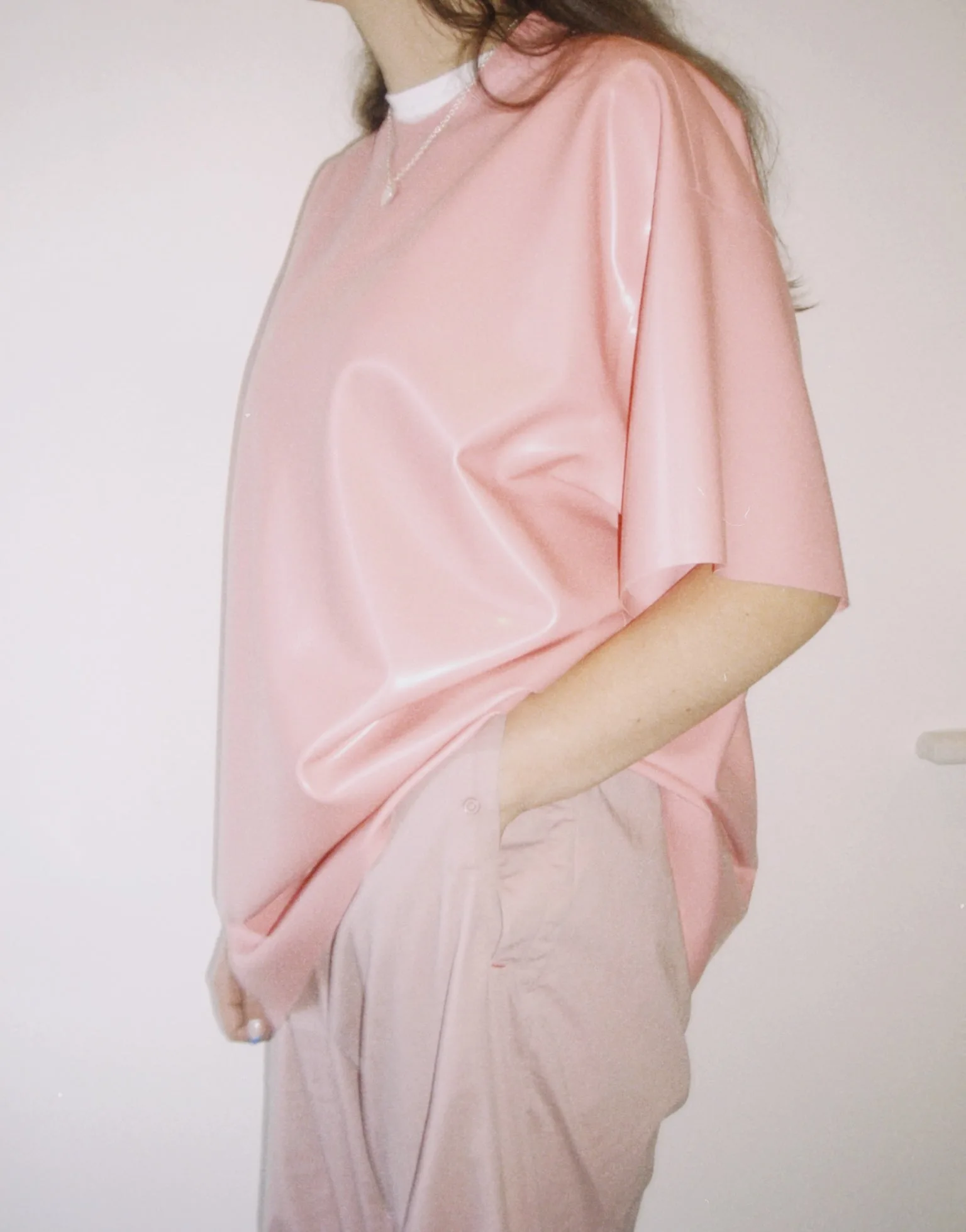 Estilizar camiseta oversize: cómo llevar una camiseta de látex