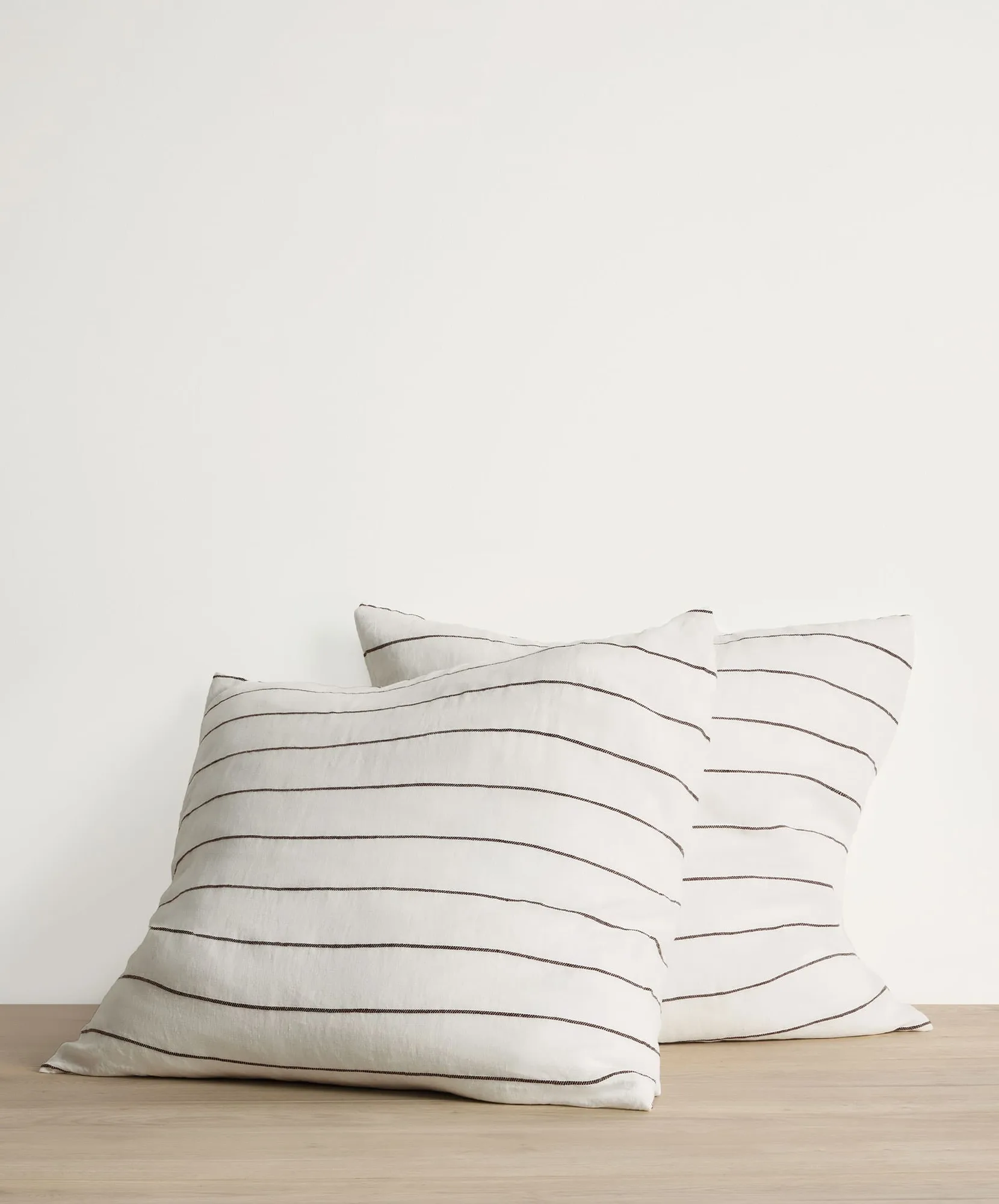 How to Decorate Your Living Room with Linen Throw Pillows: Style, Comfort, and Sustainability