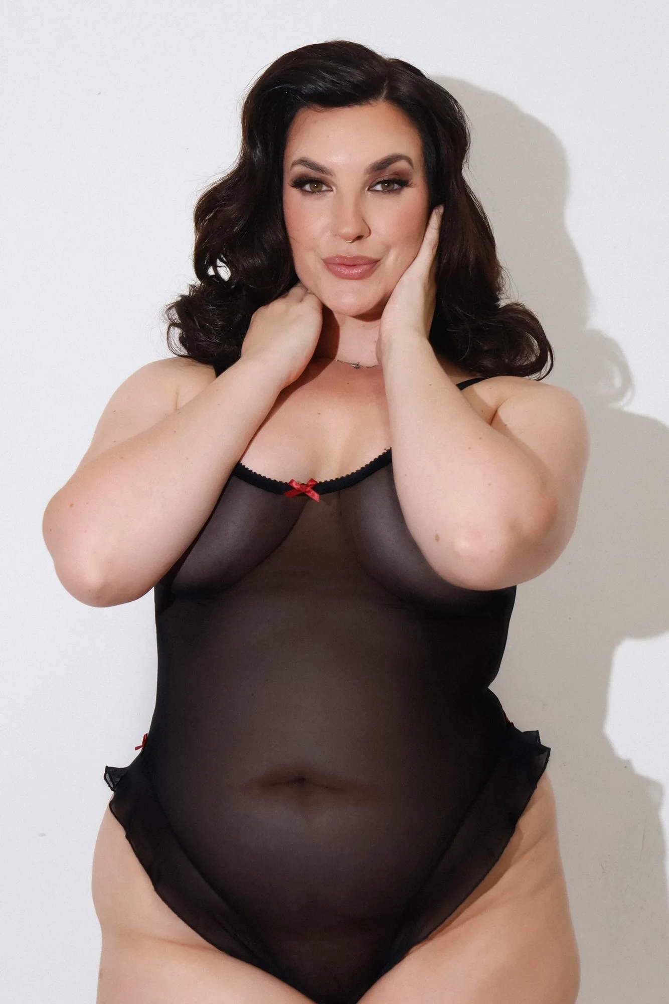 Como escolher um body de renda para sair à noite