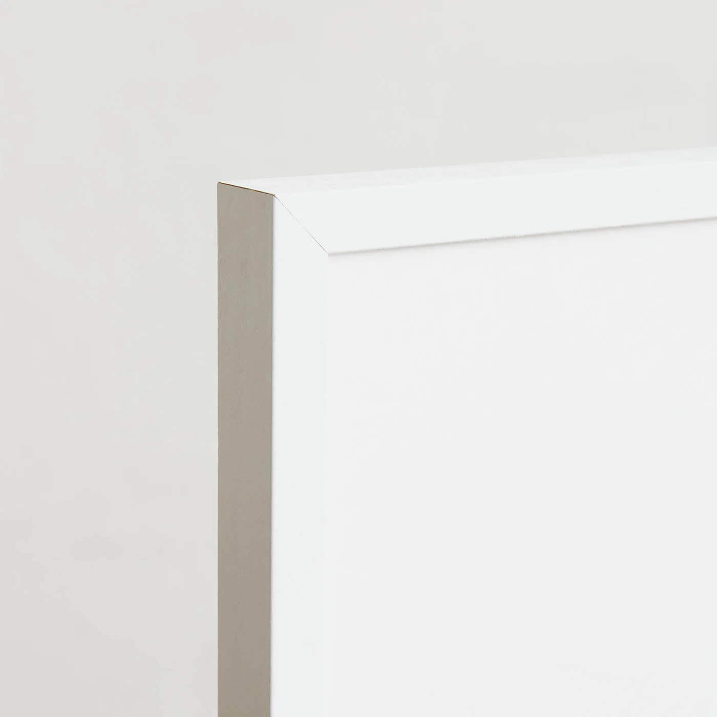 Marco blanco, negro o de madera oscura: ¿cuál se adapta a tu pared?