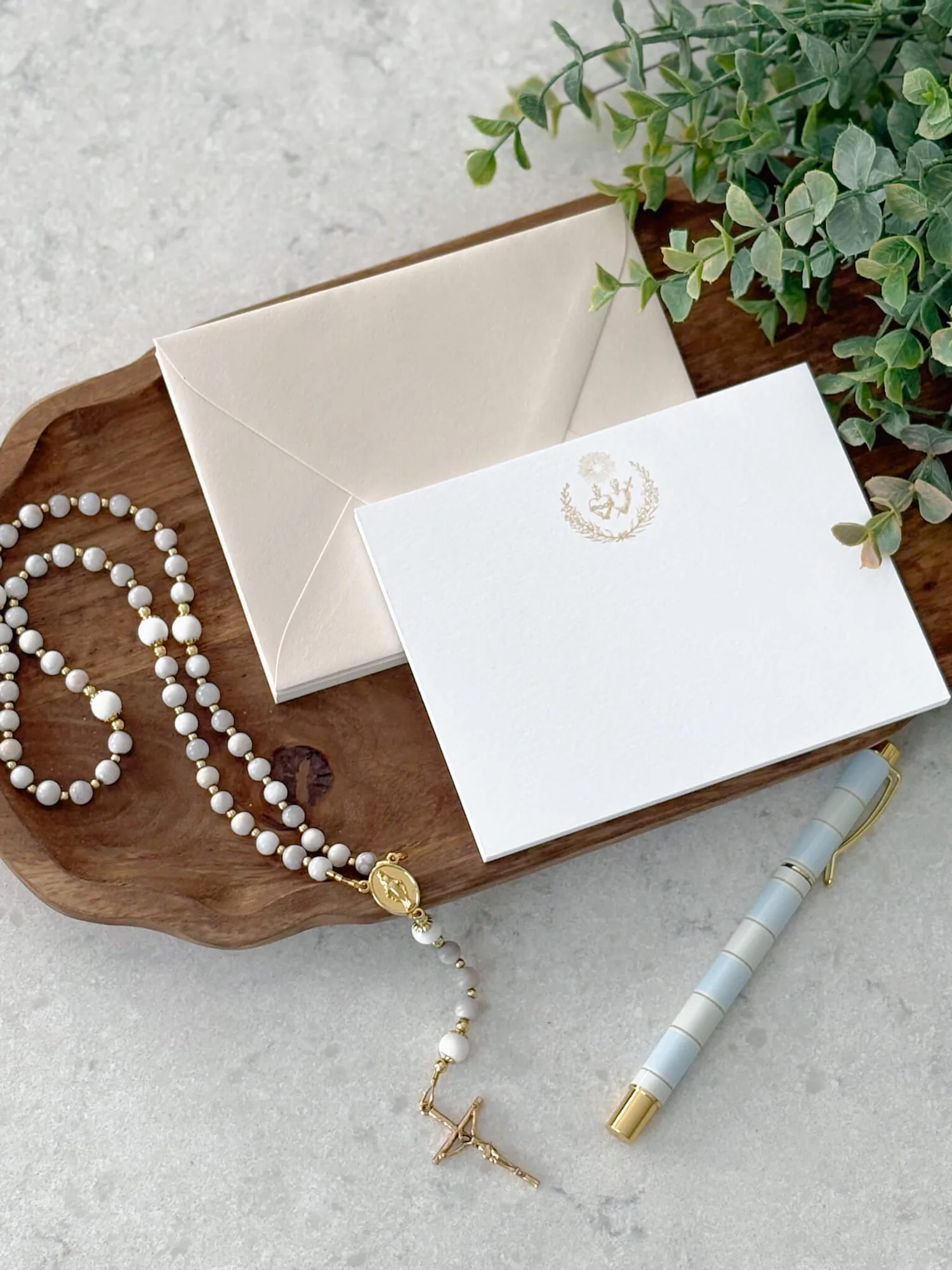 Utiliser un kit de papeterie catholique pour lettres
