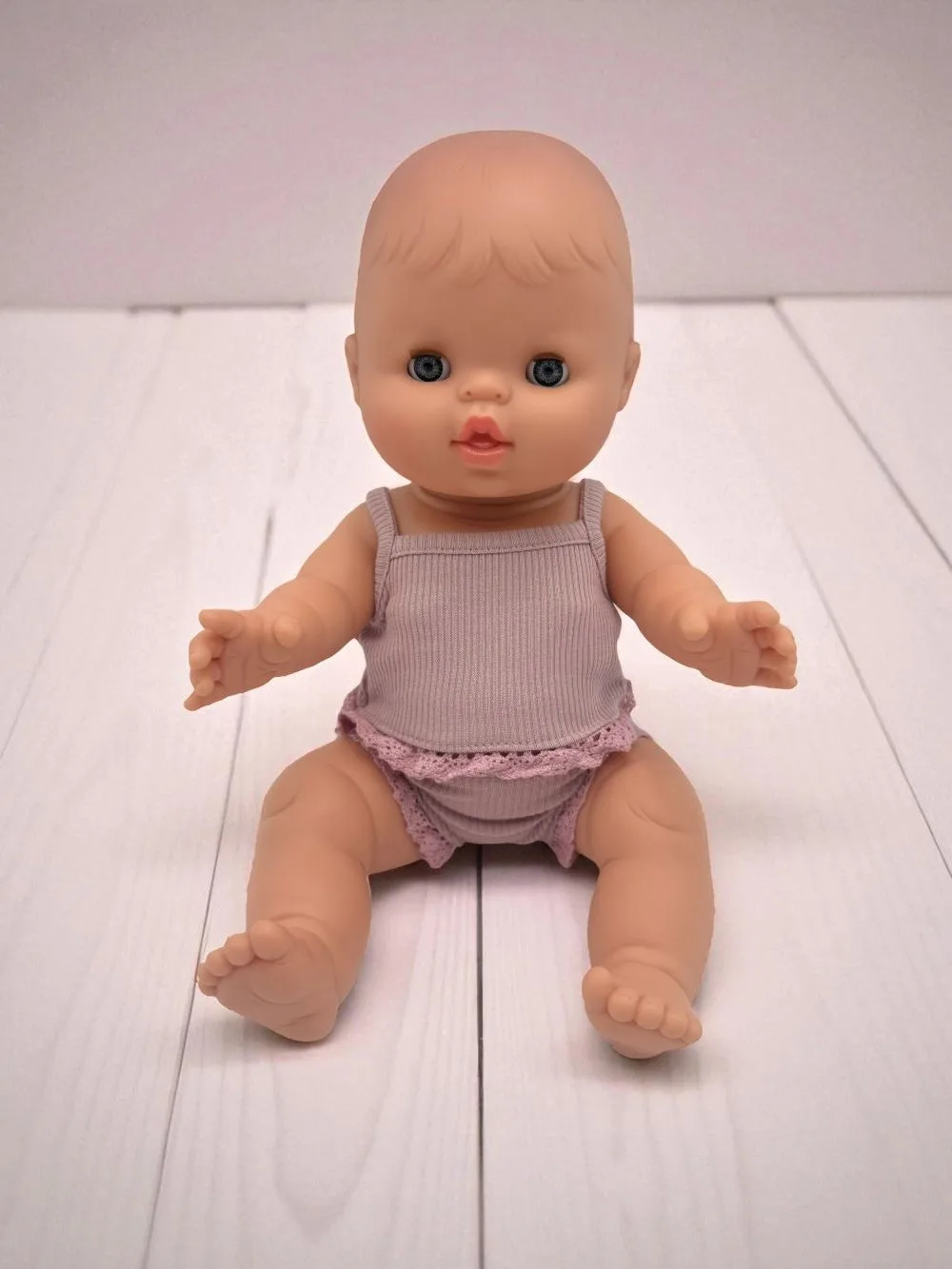 Wie man eine 13 Zoll Babypuppe anzieht: Outfit-Tipps