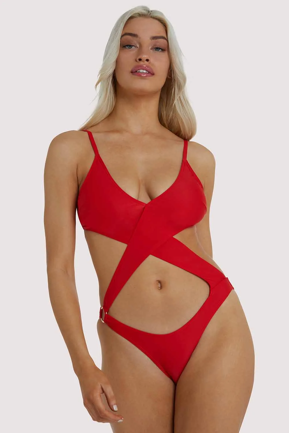 Comment porter le maillot de bain rouge enveloppant à découpes