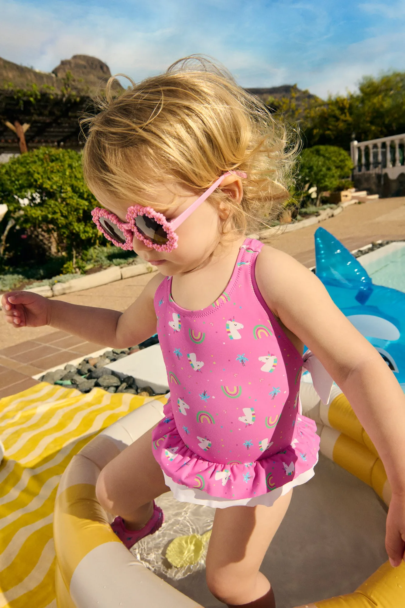 Bañador bebé niña detalles volantes y lazos estampado unicornios rosa
