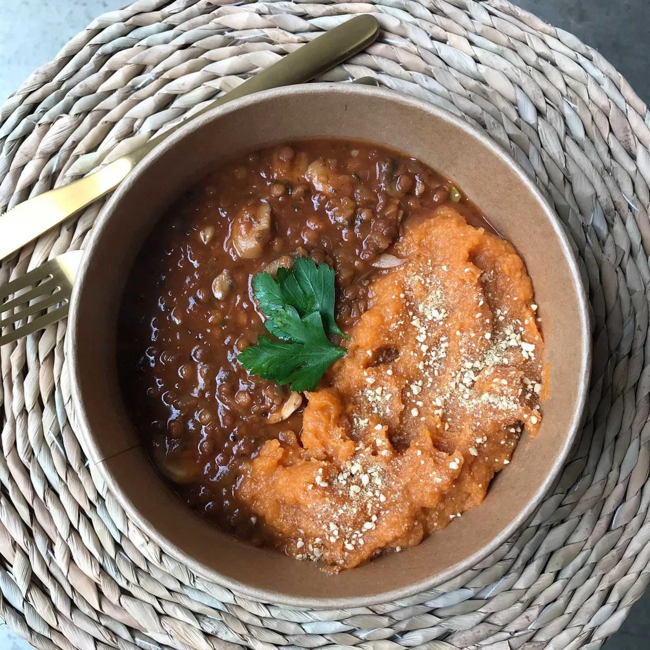 Comida vegetal preparada: almuerzos con guiso de lentejas