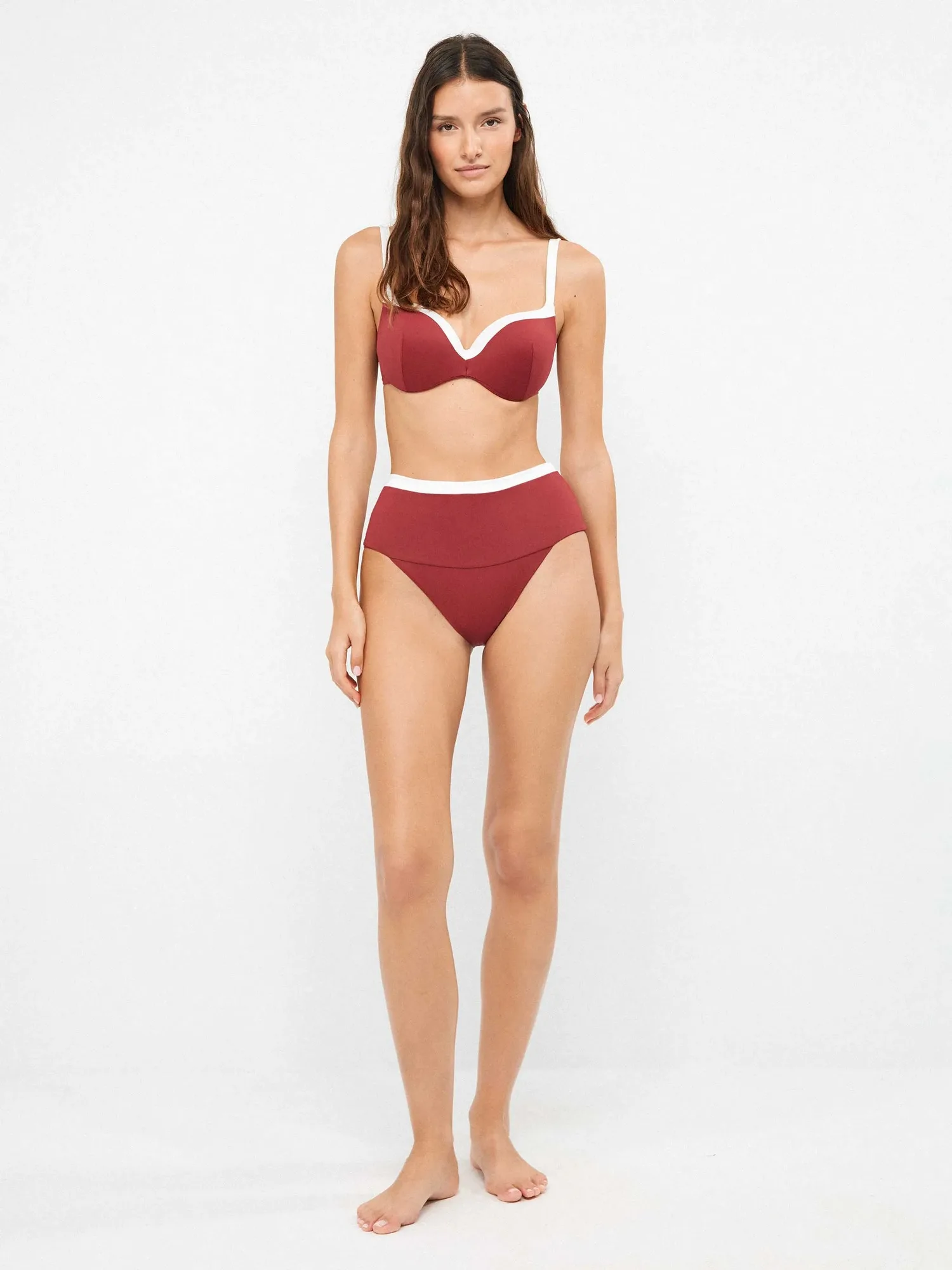 Höher geschnittener Bikini-Slip, mehrfach verstellbar, zweifarbig mit Kontrastpaspeln