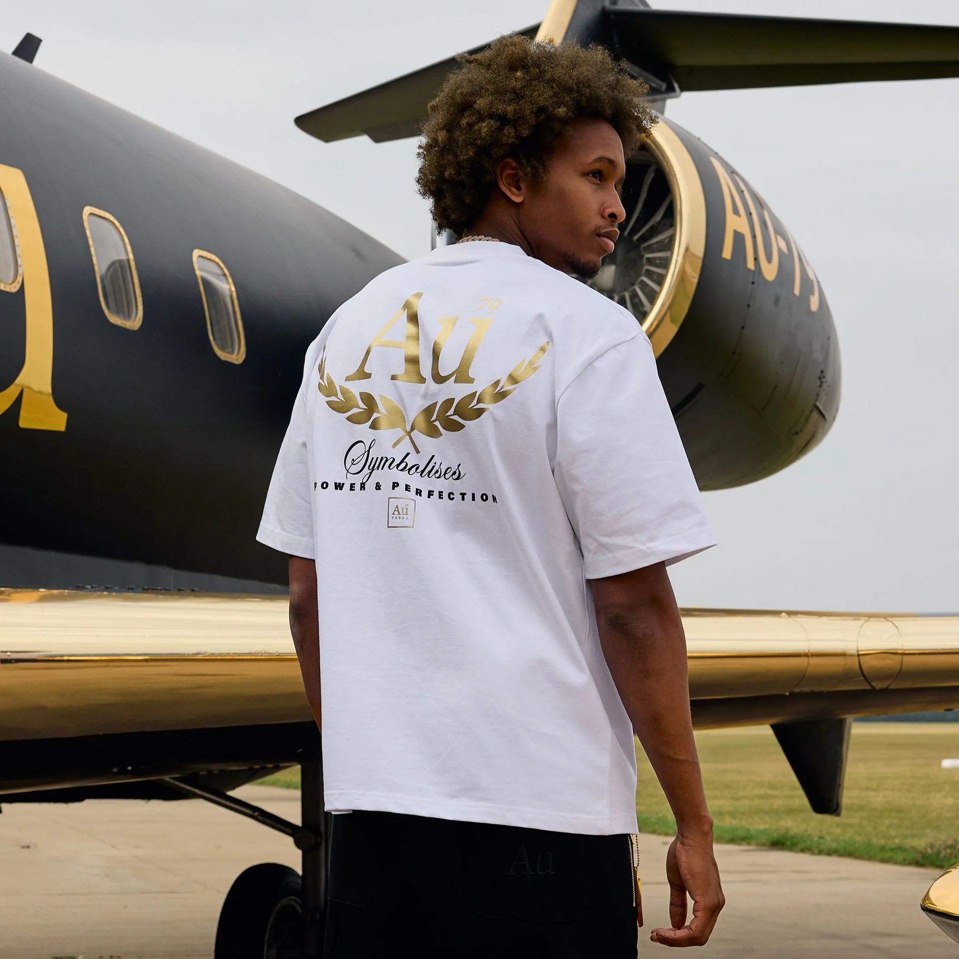 เสื้อยืดและหมวก Au Vodka Signature: คู่มือการแต่งตัว