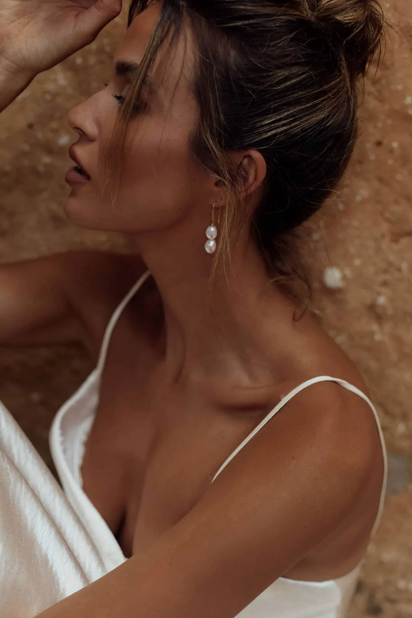 Assortir des boucles d'oreilles de mariée au décolleté de la robe