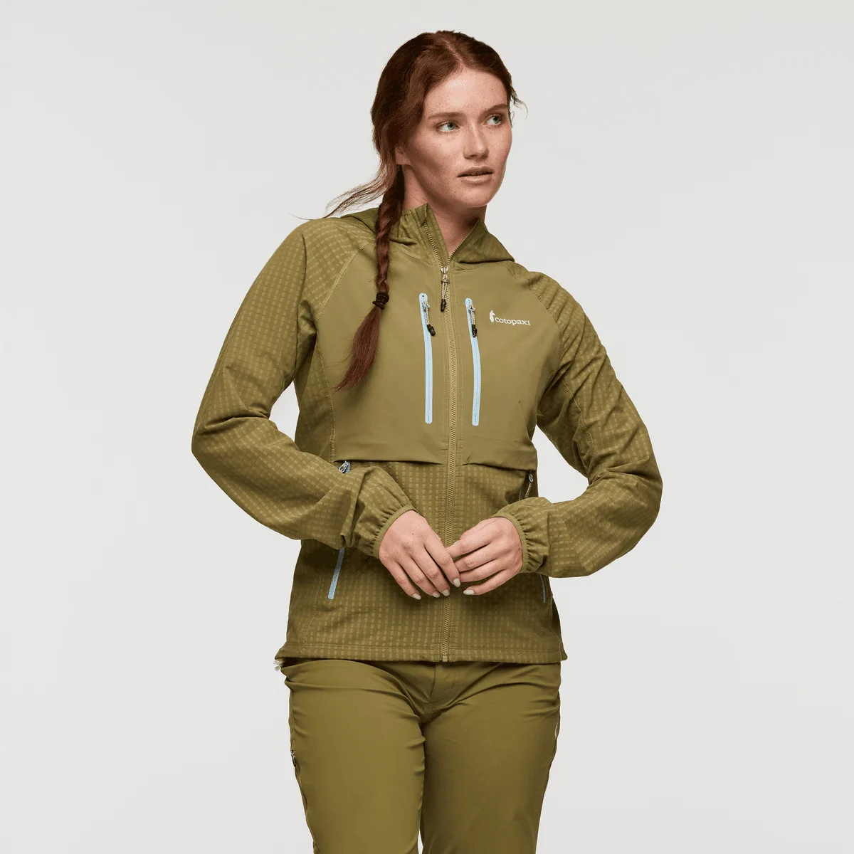 So schichtest du die Yermo Hooded Jacket für kaltes Wetter
