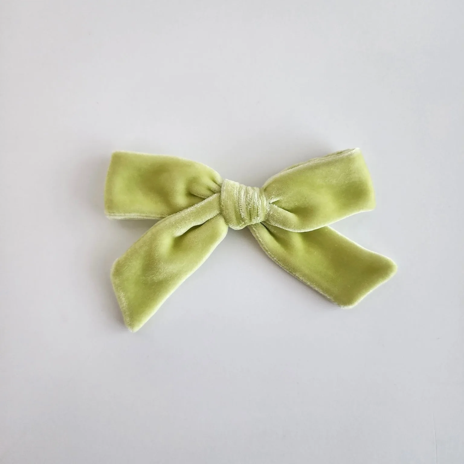 Knit Midi Loire vs. Oversized Schoolgirl: Which Bow Complements Your Child's Outfit Best?