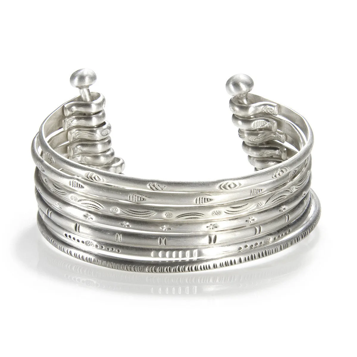 Hoe draag je een kleine zilveren multi-bangle cuff voor dagelijks gebruik