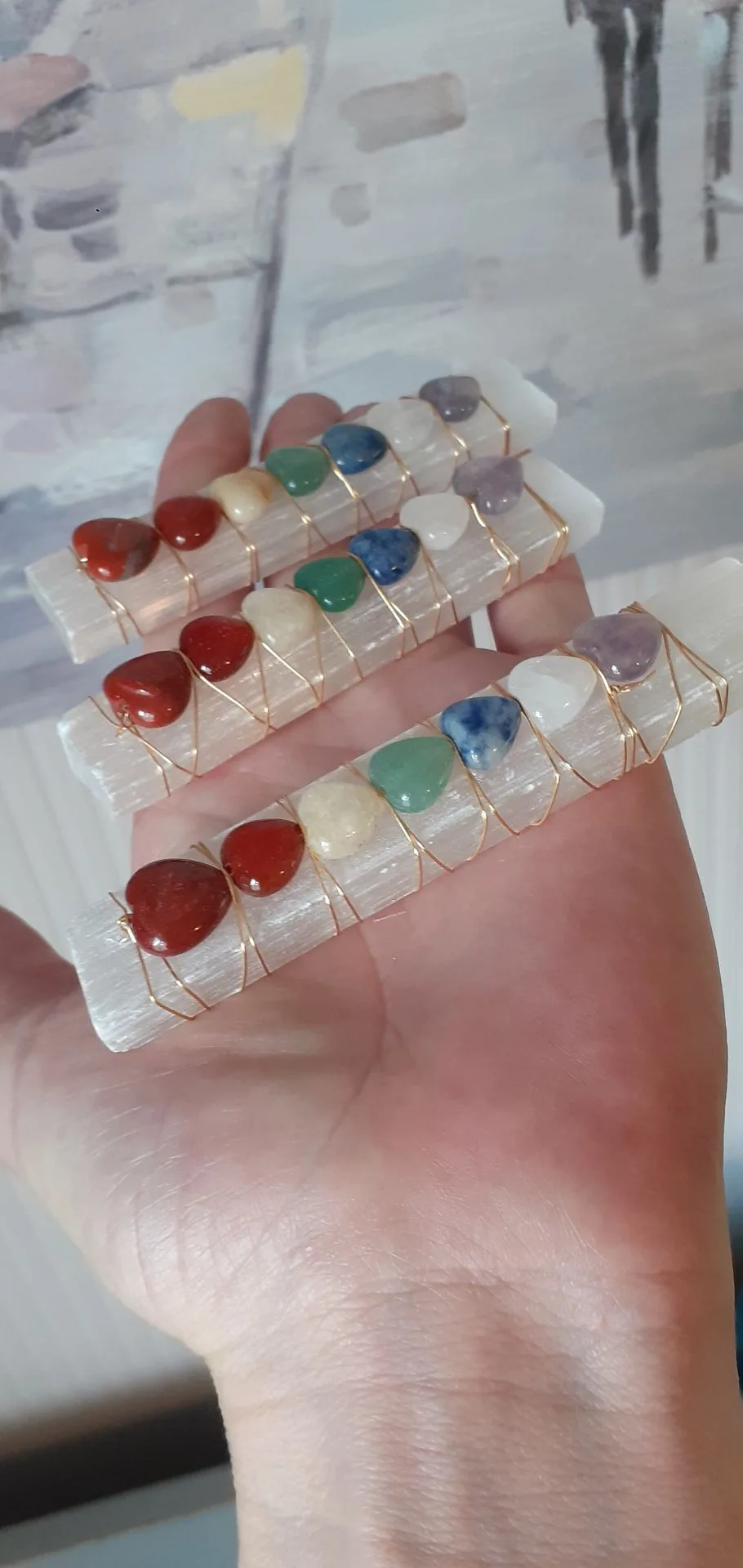 Bastoncino di selenite (spato satinato) con cuori di chakra