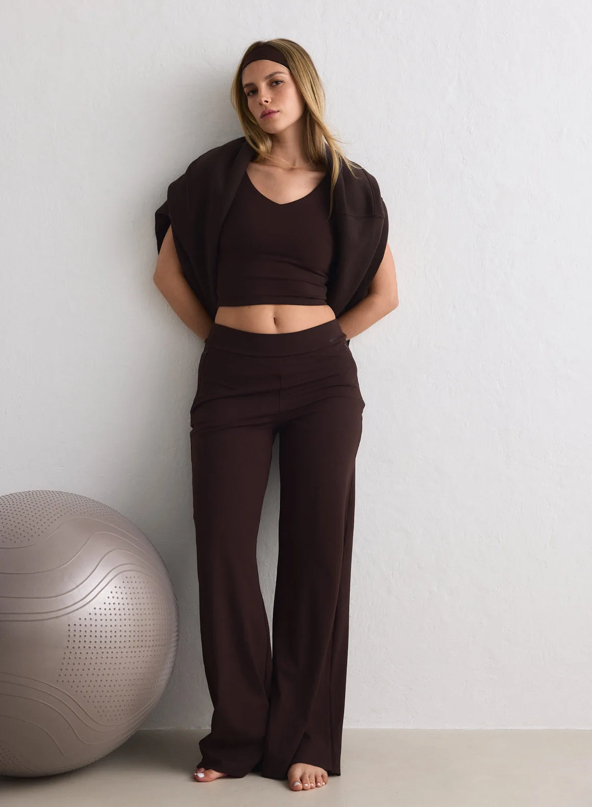 Chocolate Sense Petite Pants vs Almond White Wide Pants: qual o melhor ajuste?