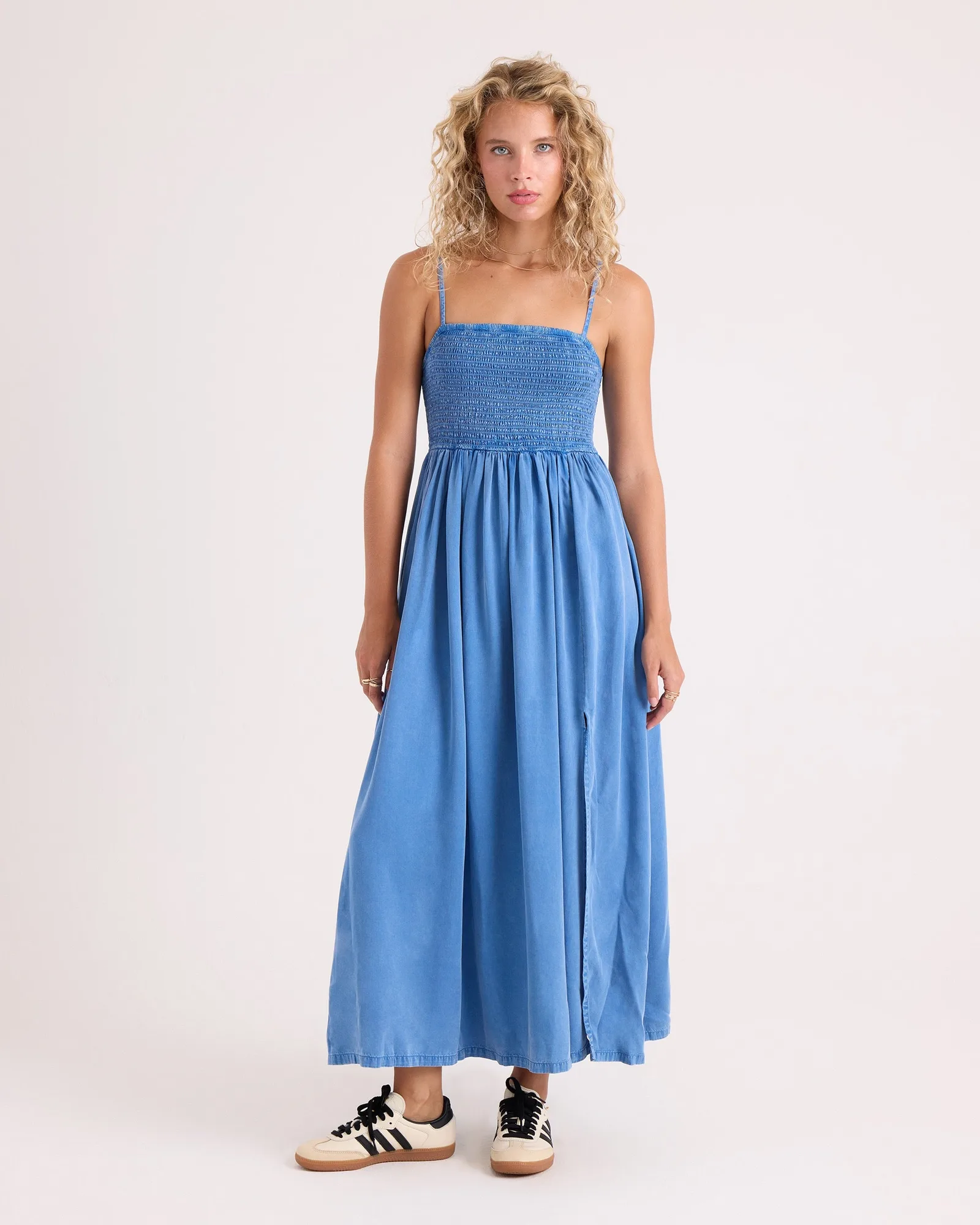 Robe midi ou robe maxi : quelle silhouette pour votre journée ?