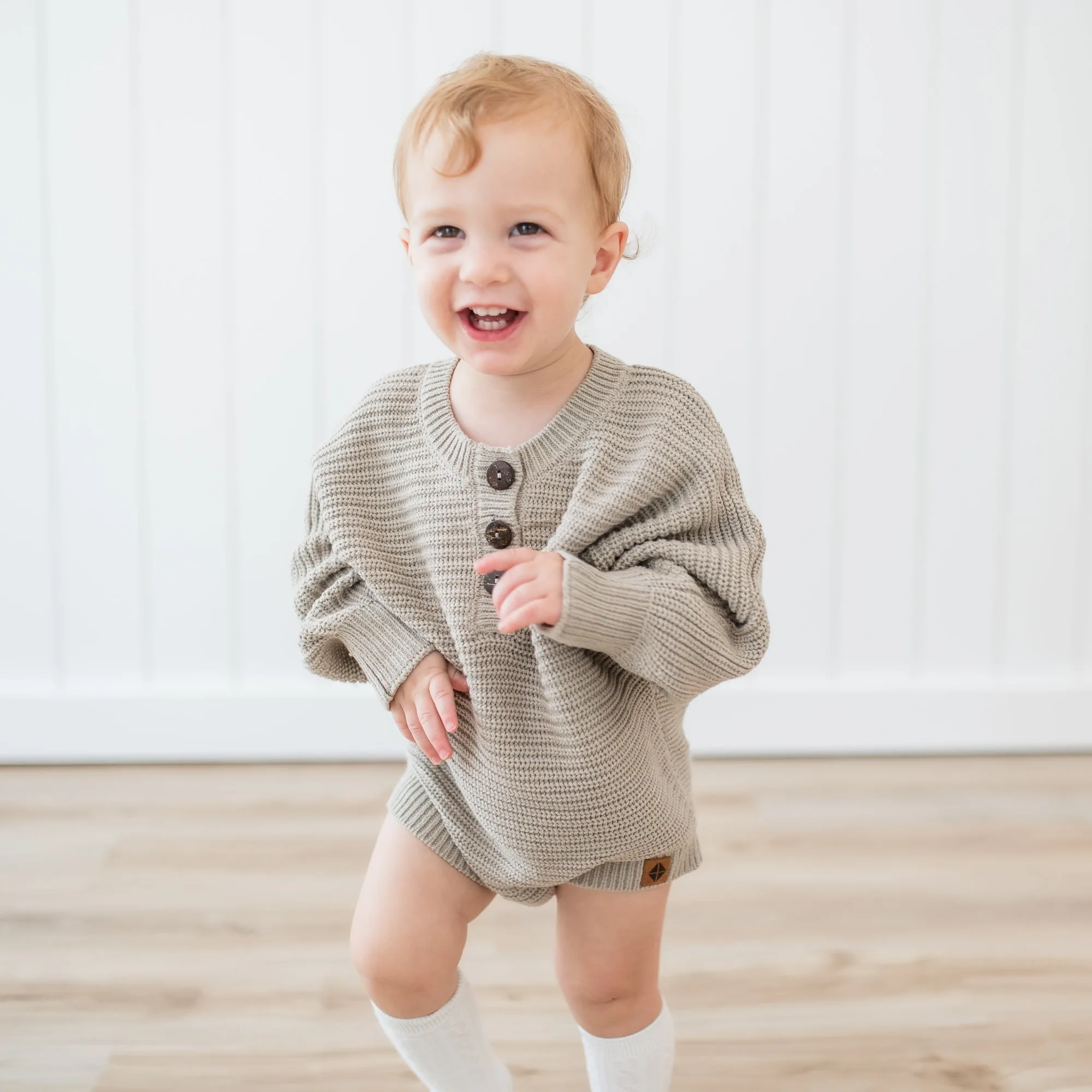 So stylen Sie einen kuscheligen Strick-Strampler für Babys