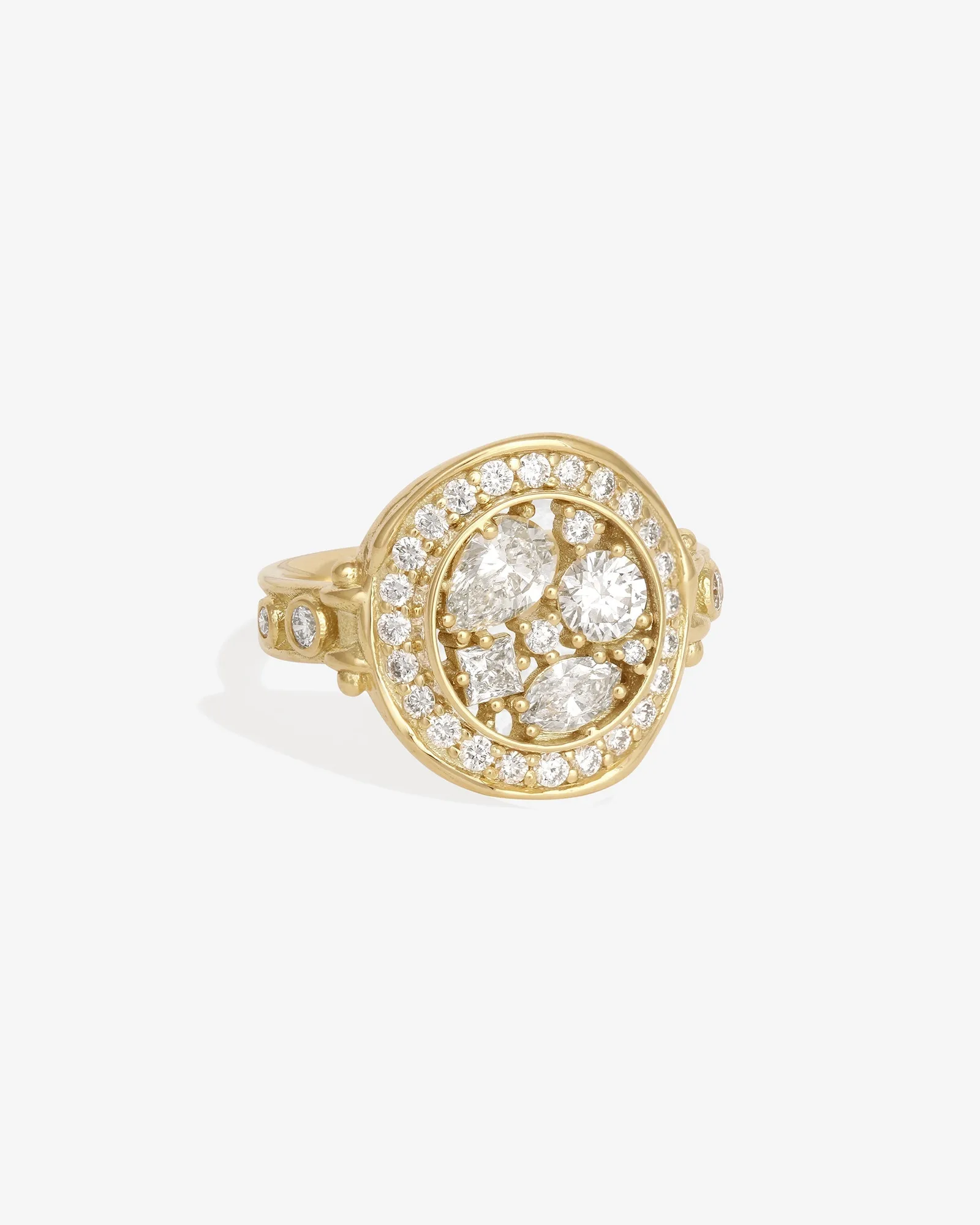 How to Choose the Right Signet Ring: Personalization and Style Tips
