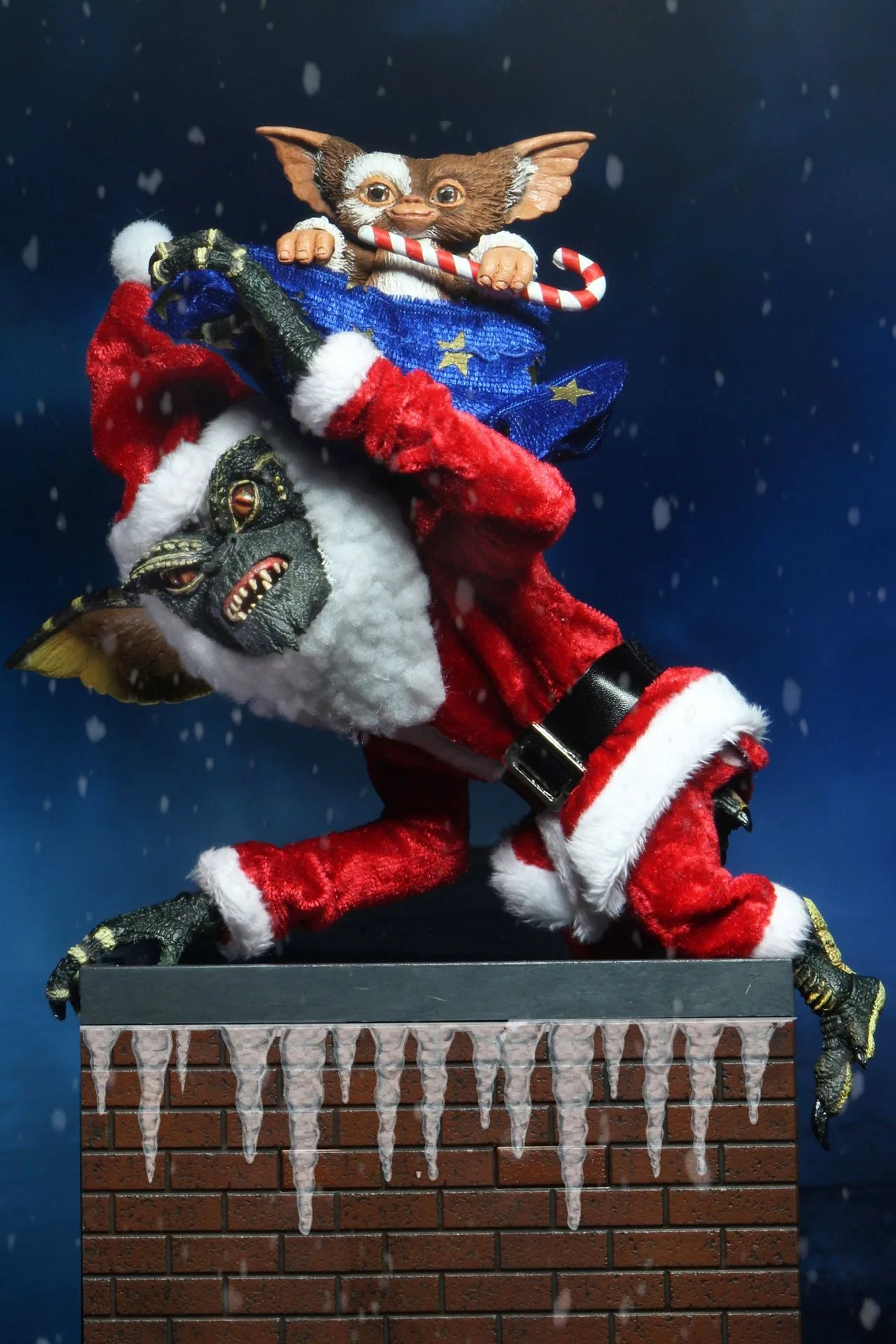 كيفية توجيه شخصيات Gremlins Santa Stripe و Gizmo