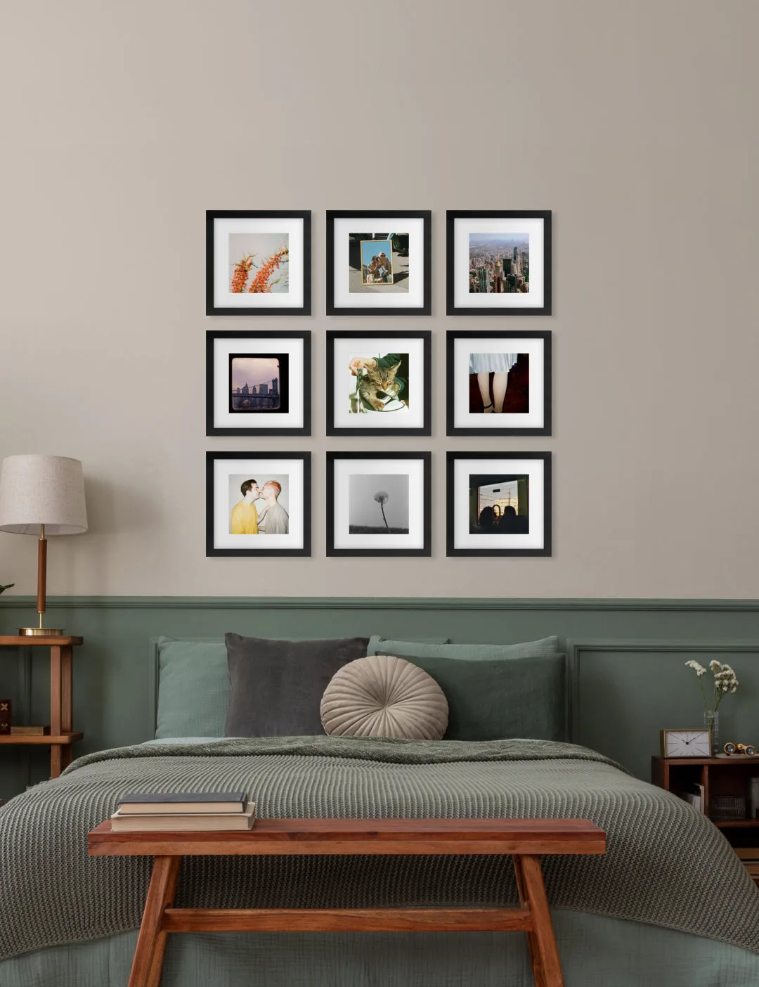 Zo richt je een verticale galerijmuur van Bobby Berk in