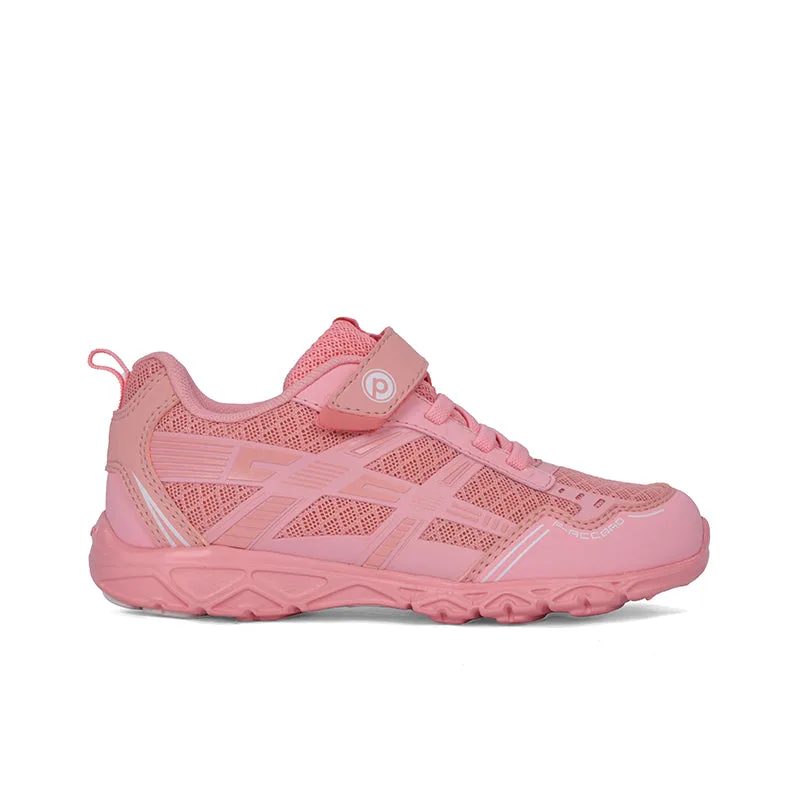 Sandalias vs. zapatillas para niños activos