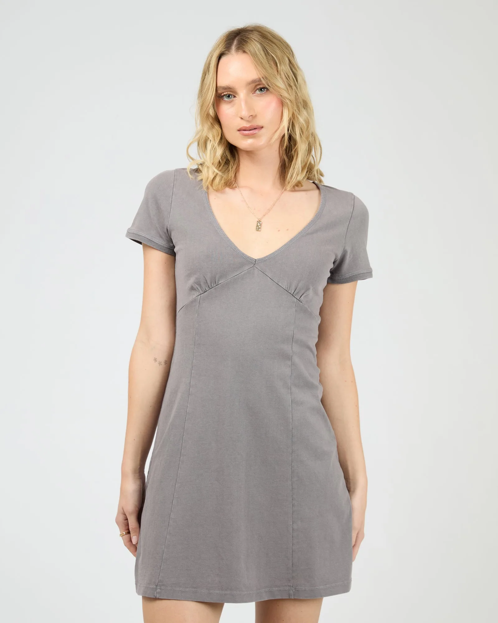 Vestido corto con escote en V Charlie Carbón