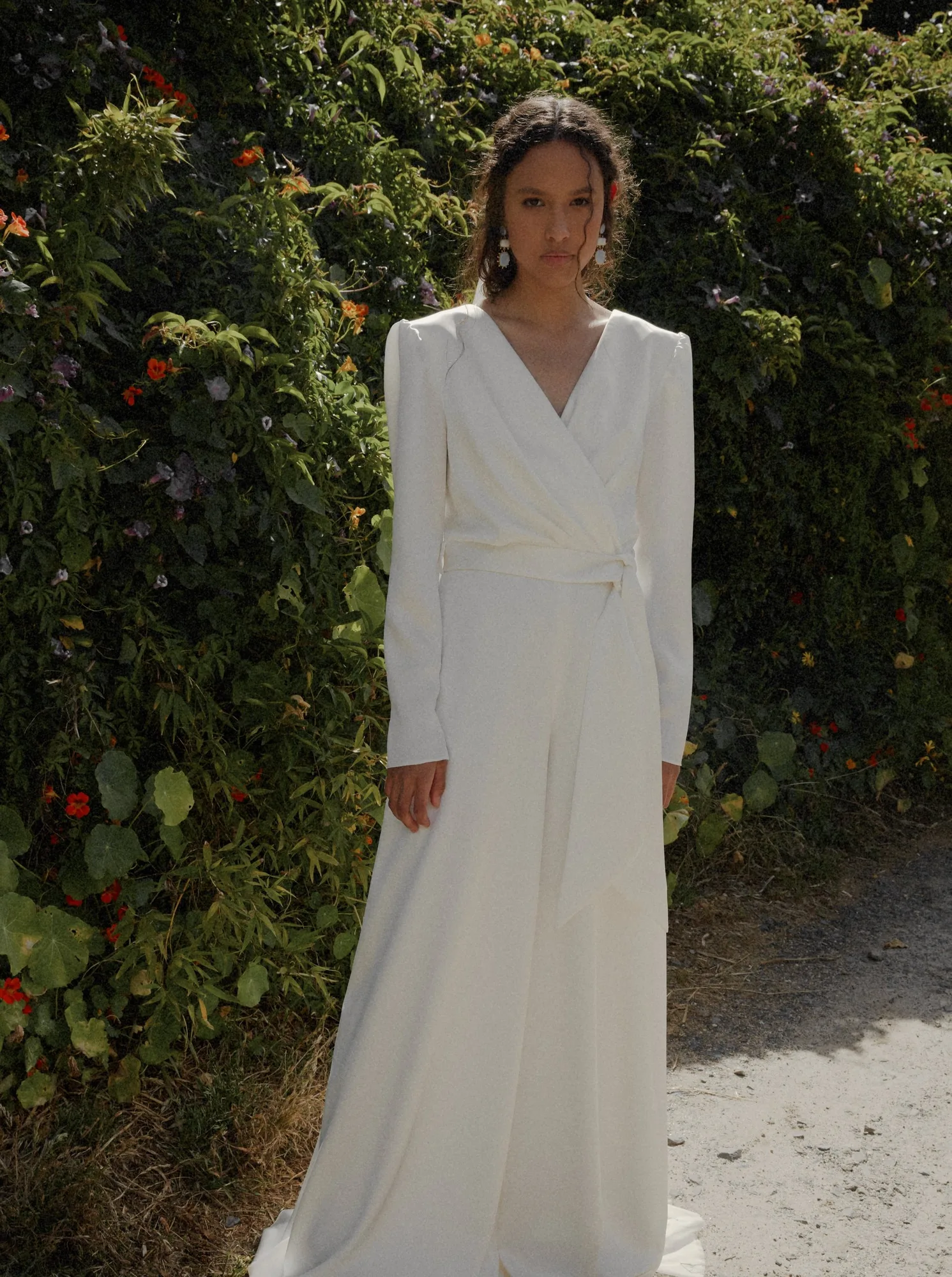 Alfie Jumpsuit vs. Eva Gown: Estilo de boda moderno