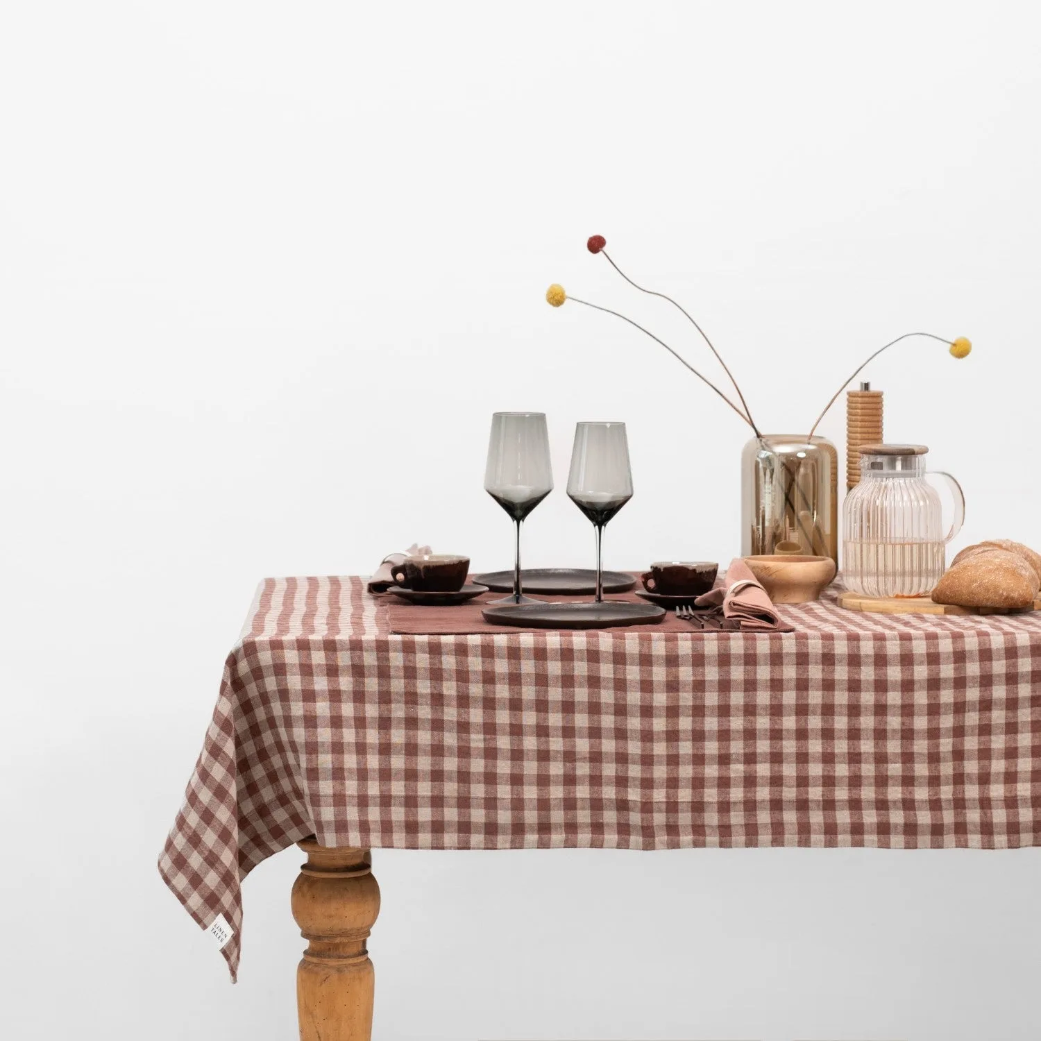 Linen Tablecloths vs Cotton Tablecloths: Which is Best for Your Dining Room?