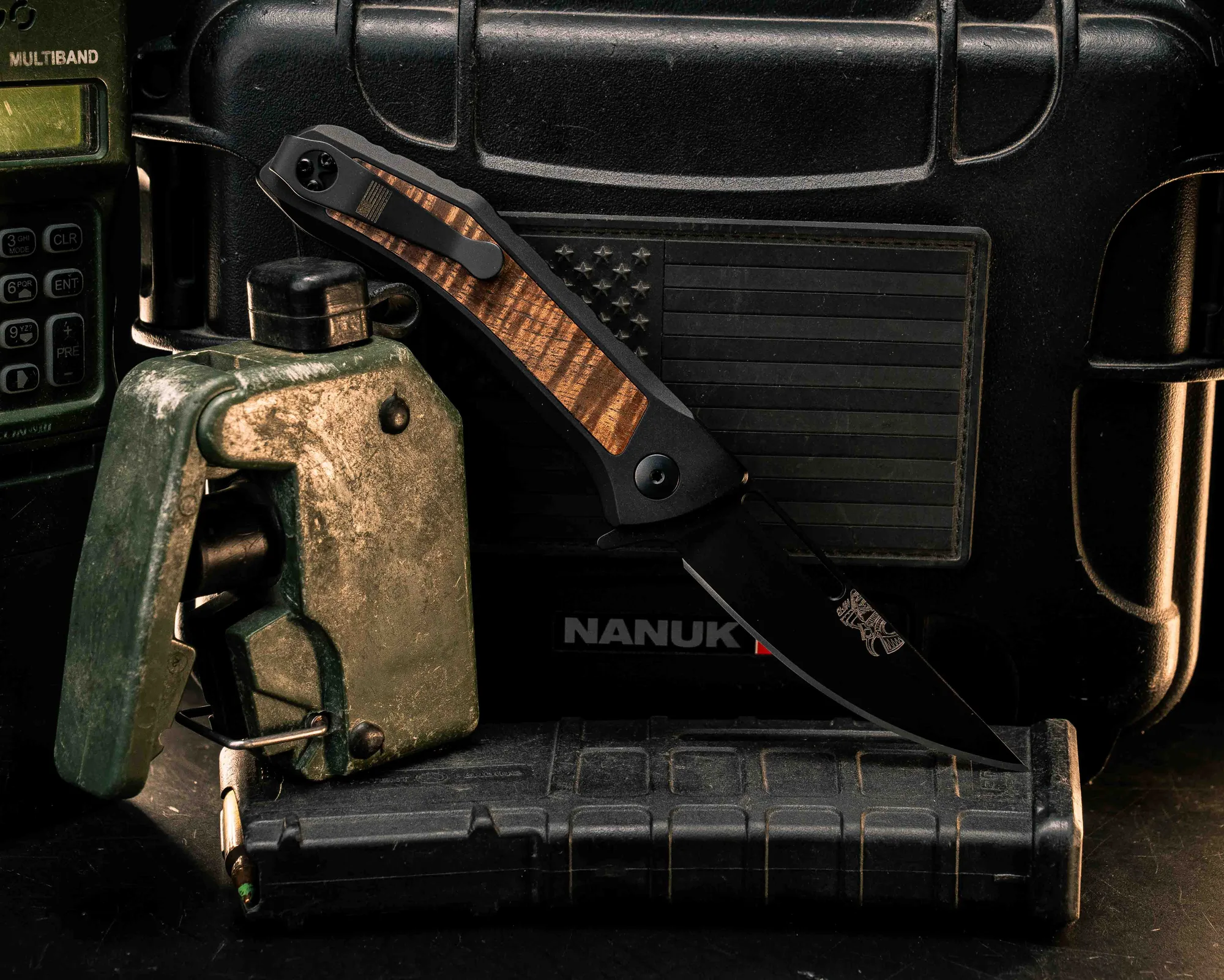 Custom Kwaiken Folder - Koa rizado hawaiano, mango negro anodizado, hoja negra de nitruro, agarre texturizado, clip de bolsillo de transporte profundo