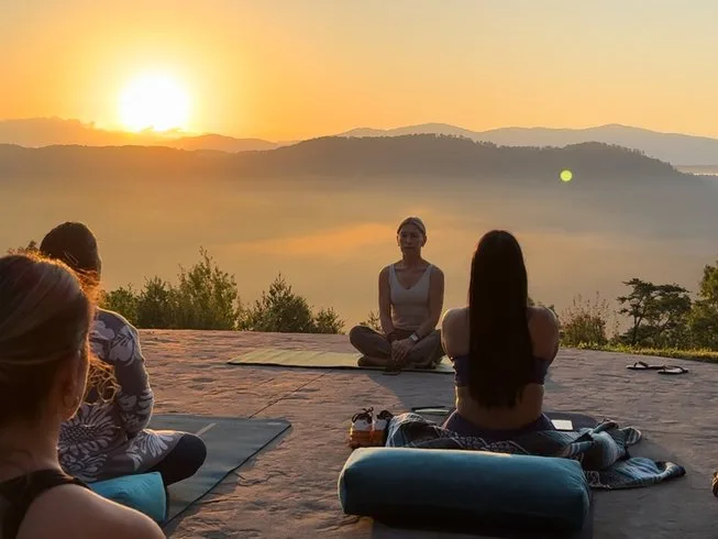 Reset somatického nervového systému - Jóga a lázeňský pobyt - 5 dní a 4 noci all-inclusive horská jóga, síla, krása, lázeňská terapie a meditační pobyt pro ženy v Smoky Mountains v